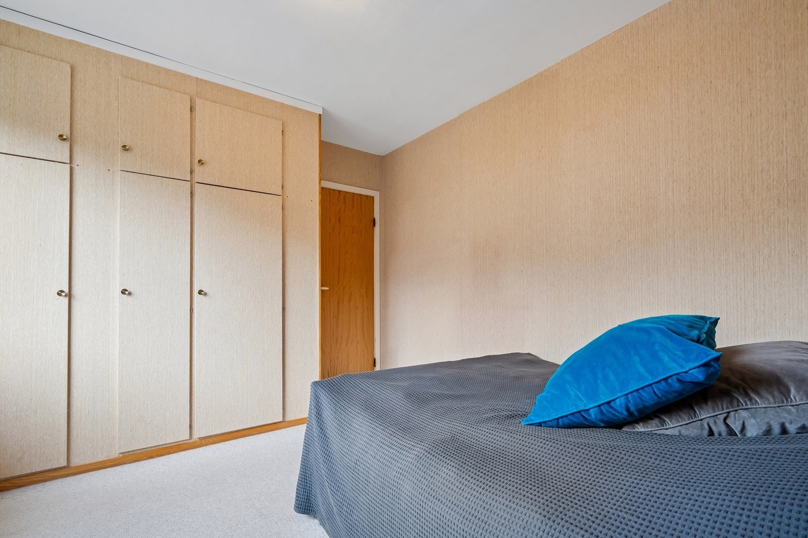 Rommet har også garderobeskap Galleribilde