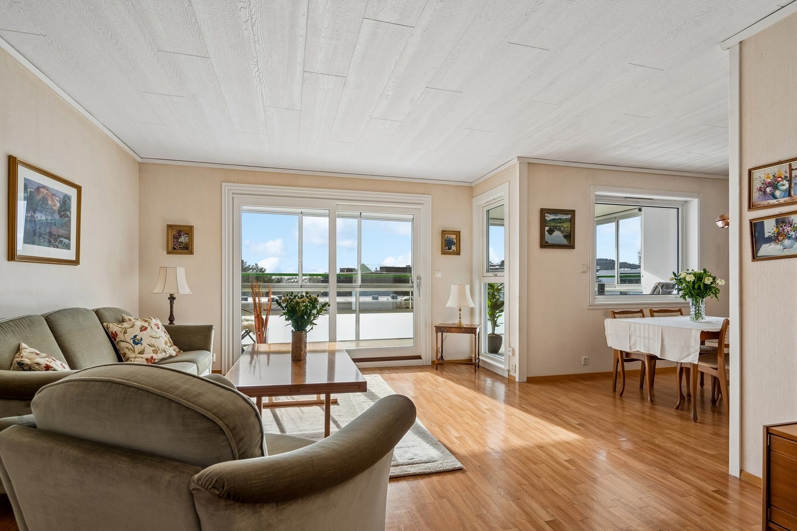 Fra stuen er det direkte utgang til altanen via en bred skyvedør som slipper inn rikelig med dagslys. Galleribilde