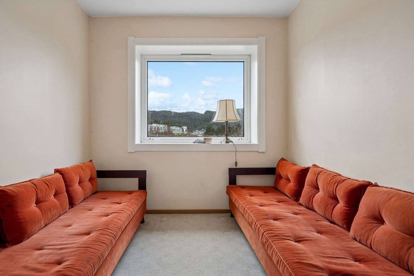 Leilighetens andre soverom ligger med inngang fra kjøkken, og har plass til seng, nattbord og garderobe/kommode. Perfekt som gjesterom, barnerom eller kontor. Galleribilde