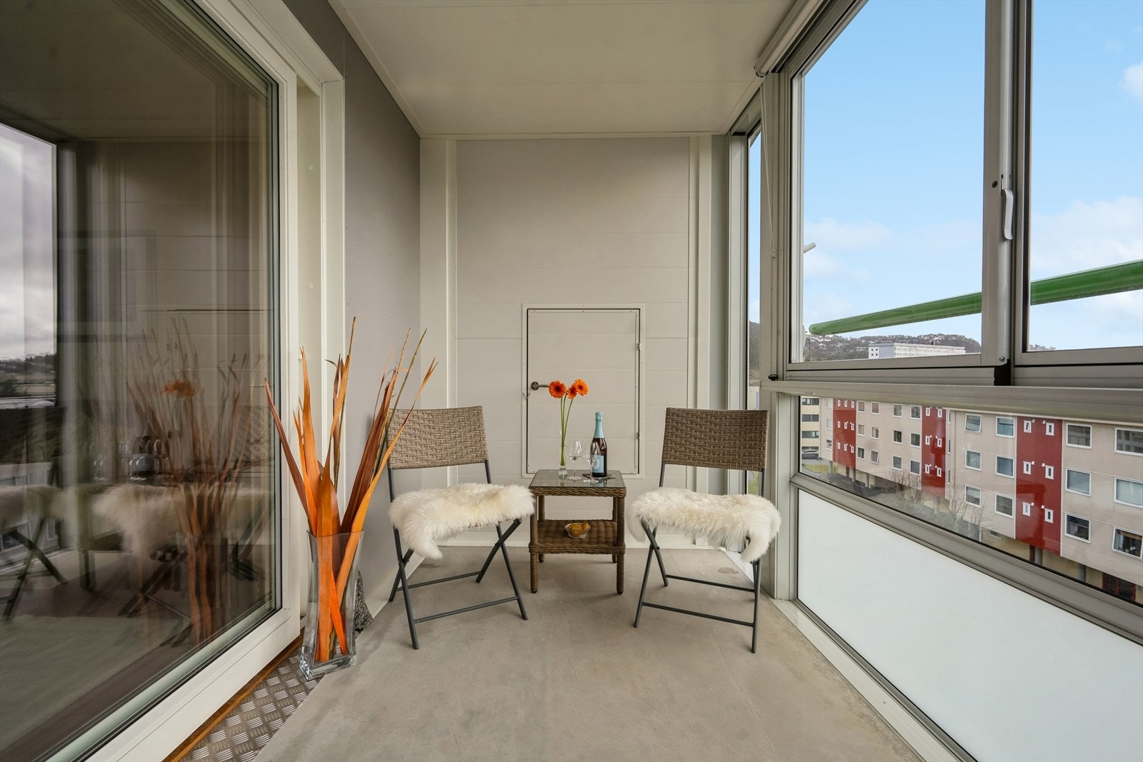 Her er det god plass til en hyggelig sittegruppe for å nyte utsikten over nærområdet. Galleribilde