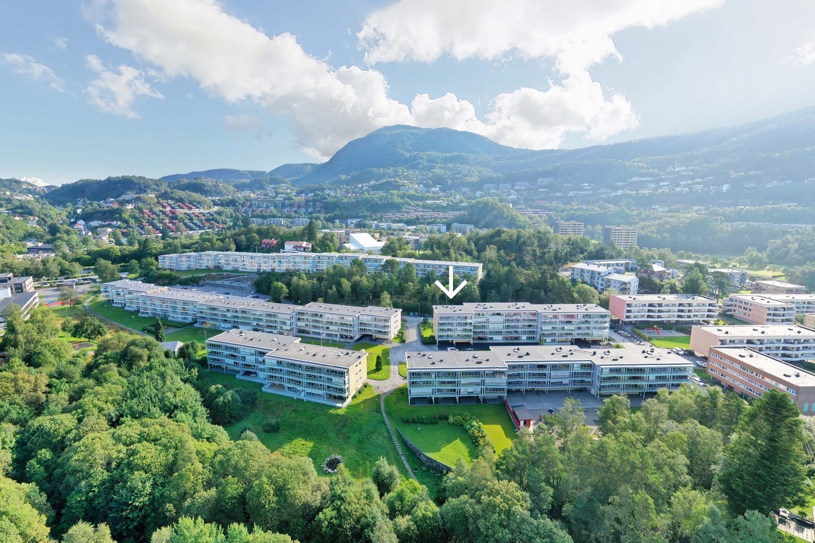 Beliggenheten er sentral med et godt utbygd kollektivtilbud. Bybanen og en rekke busslinjer går fra Fyllingsdalen og Oasen terminal. Galleribilde