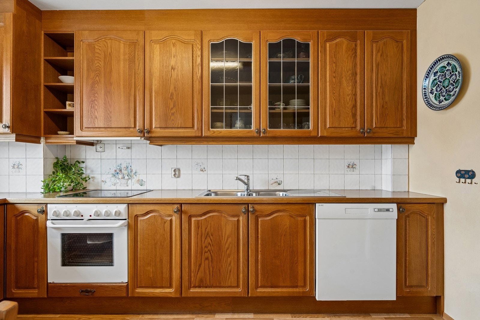 Kjøkkenet er praktisk utformet med laminat benkeplate, dobbel stålkum og belysning under overskapene. Galleribilde