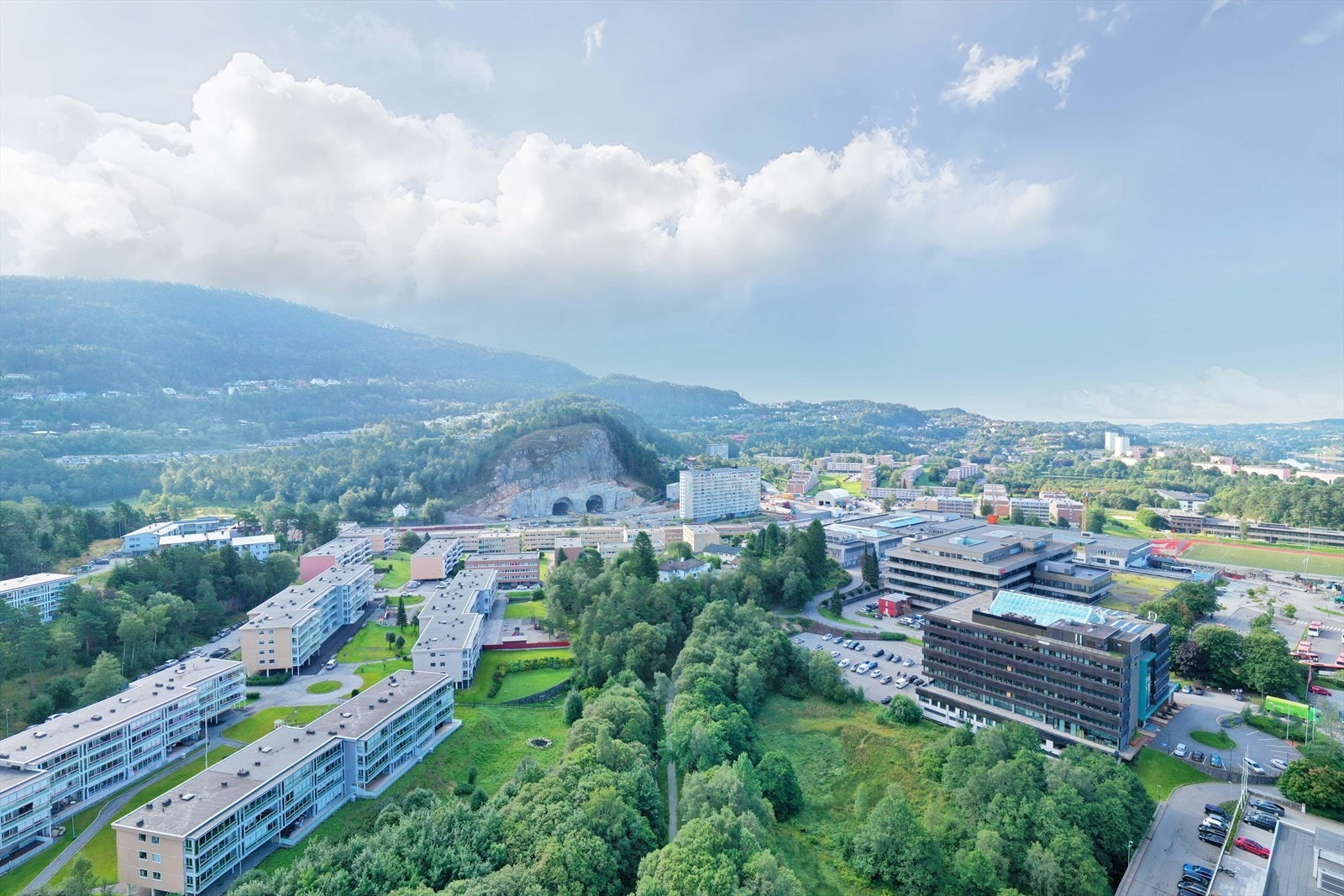 Fra leiligheten er det gangavstand til Oasen Senter, som tilbyr et bredt utvalg av butikker, spisesteder og servicetilbud. Galleribilde