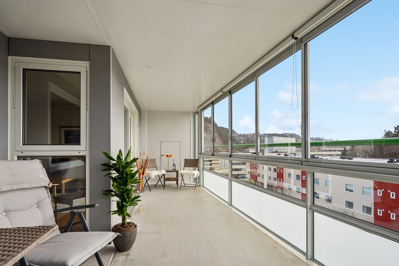 Den store, innglassede altanen på 16 m² fungerer som et ekstra oppholdsrom store deler av året. Galleribilde