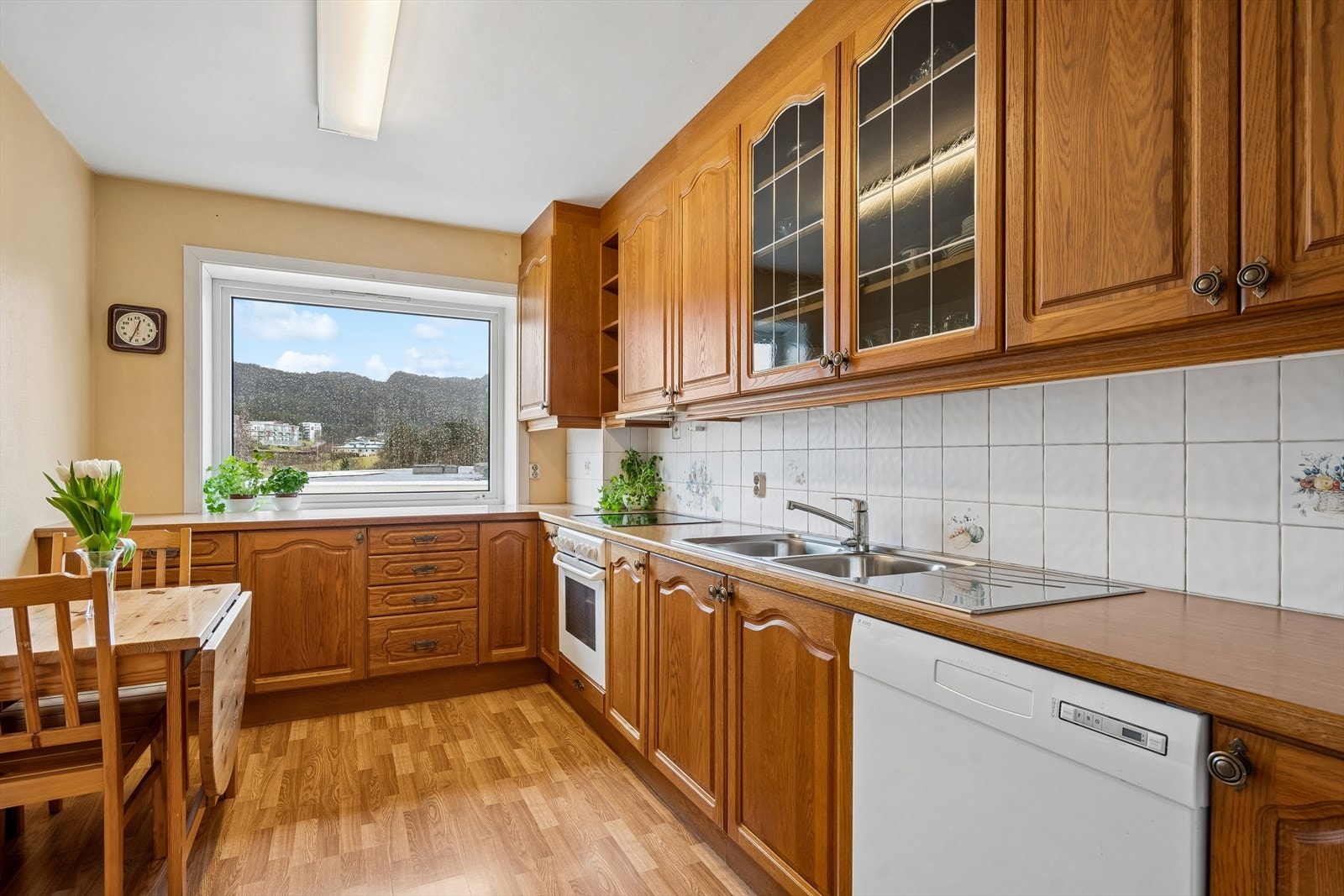 Velholdt kjøkkeninnredning fra Mørekjøkken i profilert eik, plass til nødvendige hvitevarer. Galleribilde