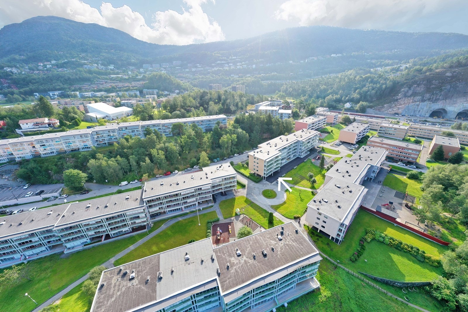 Legg merke til hyggelige lekeplasser for barn. Med nærhet til Lynghaugparken, Ortuvannet og turstiene på Løvstakken er det rike muligheter for friluftsliv. Galleribilde