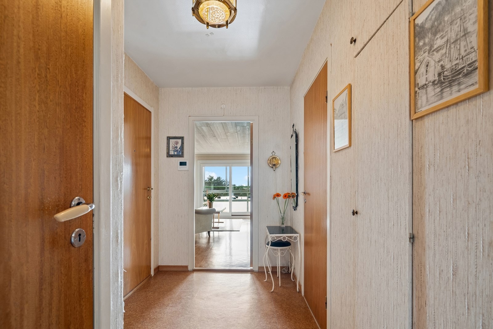 Entréen har slitesterkt gulvbelegg og gir et godt første inntrykk med direkte siktlinje mot stuen. Galleribilde