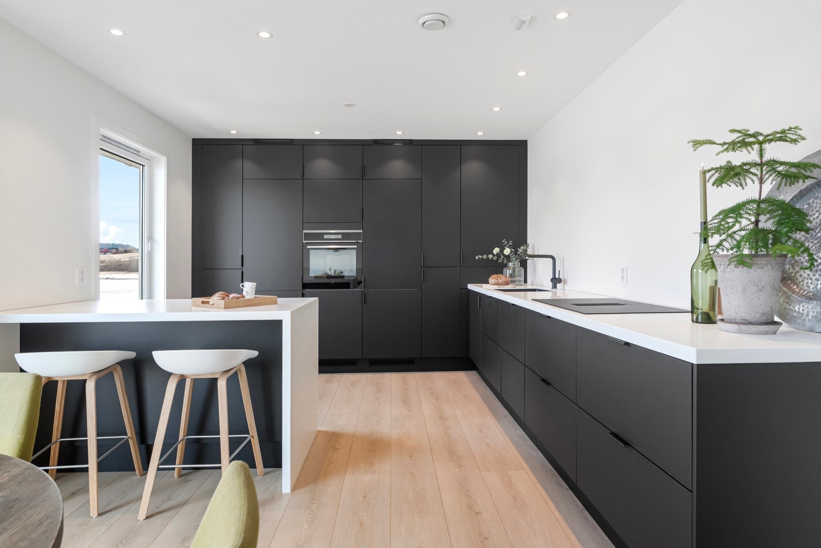 Kjøkkenet ble pusset opp i 2023 og har en praktisk og godt utnyttet planløsning/innredning. Galleribilde