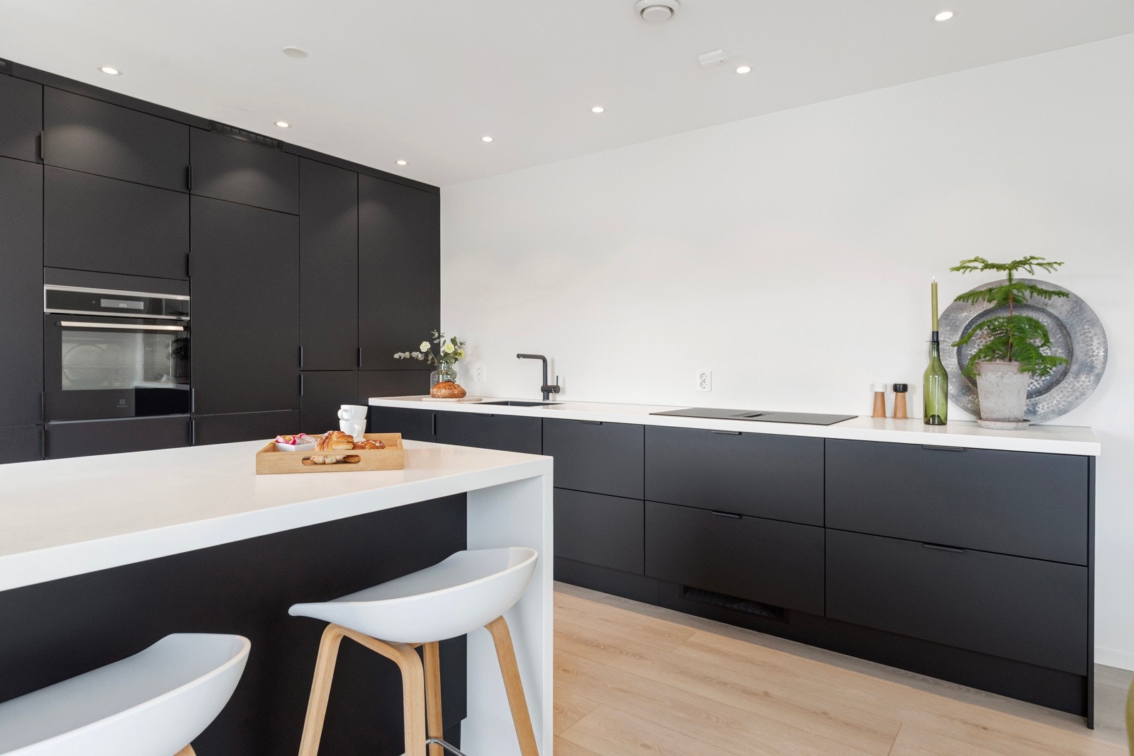 Corian benkeplate både på kjøkkenøy og langs veggen. Galleribilde