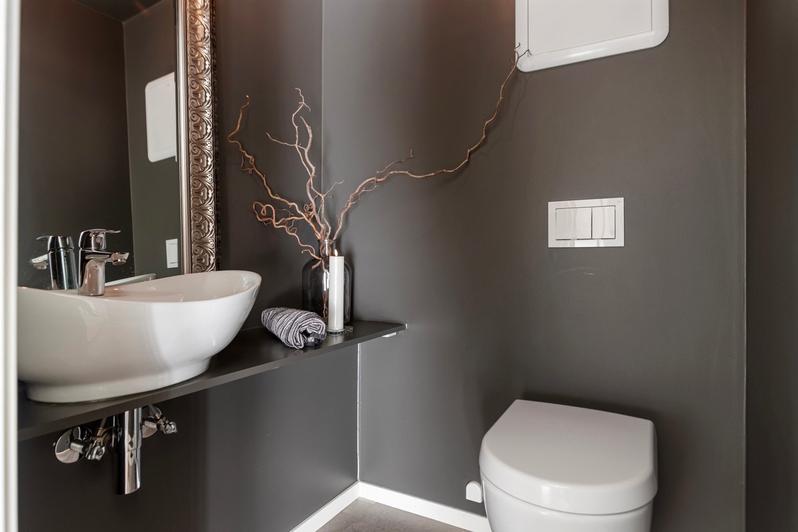 Praktisk, separat toalettrom som nylig er oppusset. Galleribilde