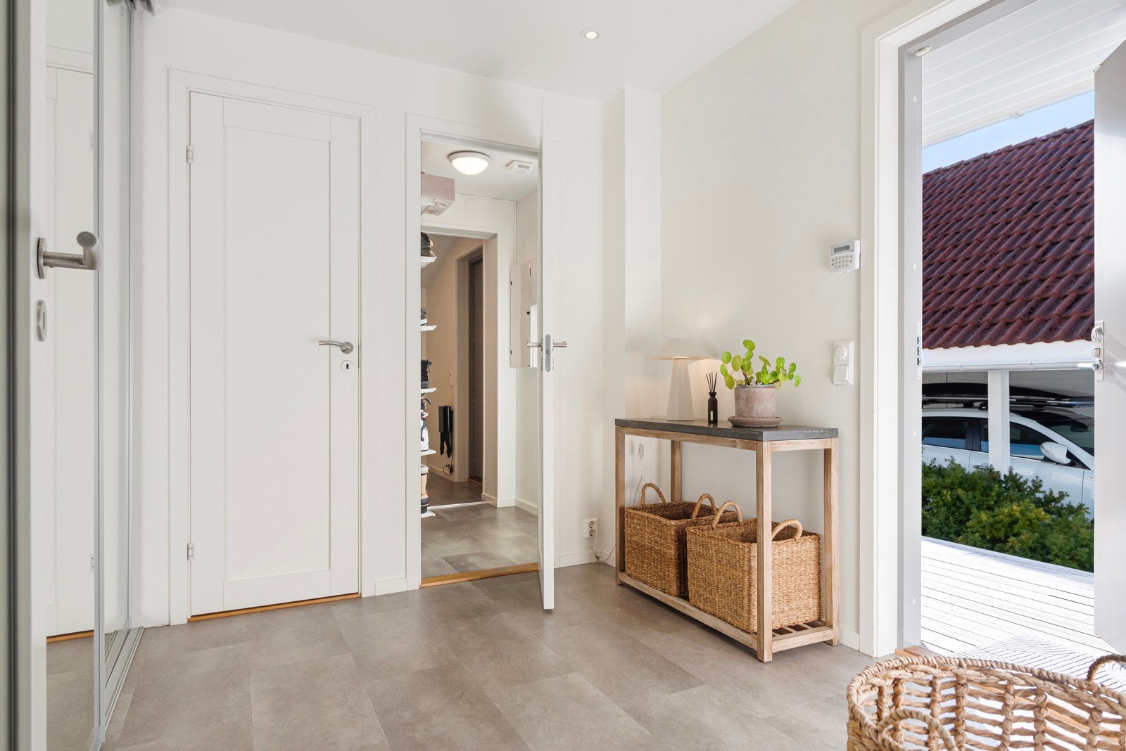 Romslig, flislagt gang i hovedetasje - med adkomst til praktisk bod og separat toalettrom. Galleribilde