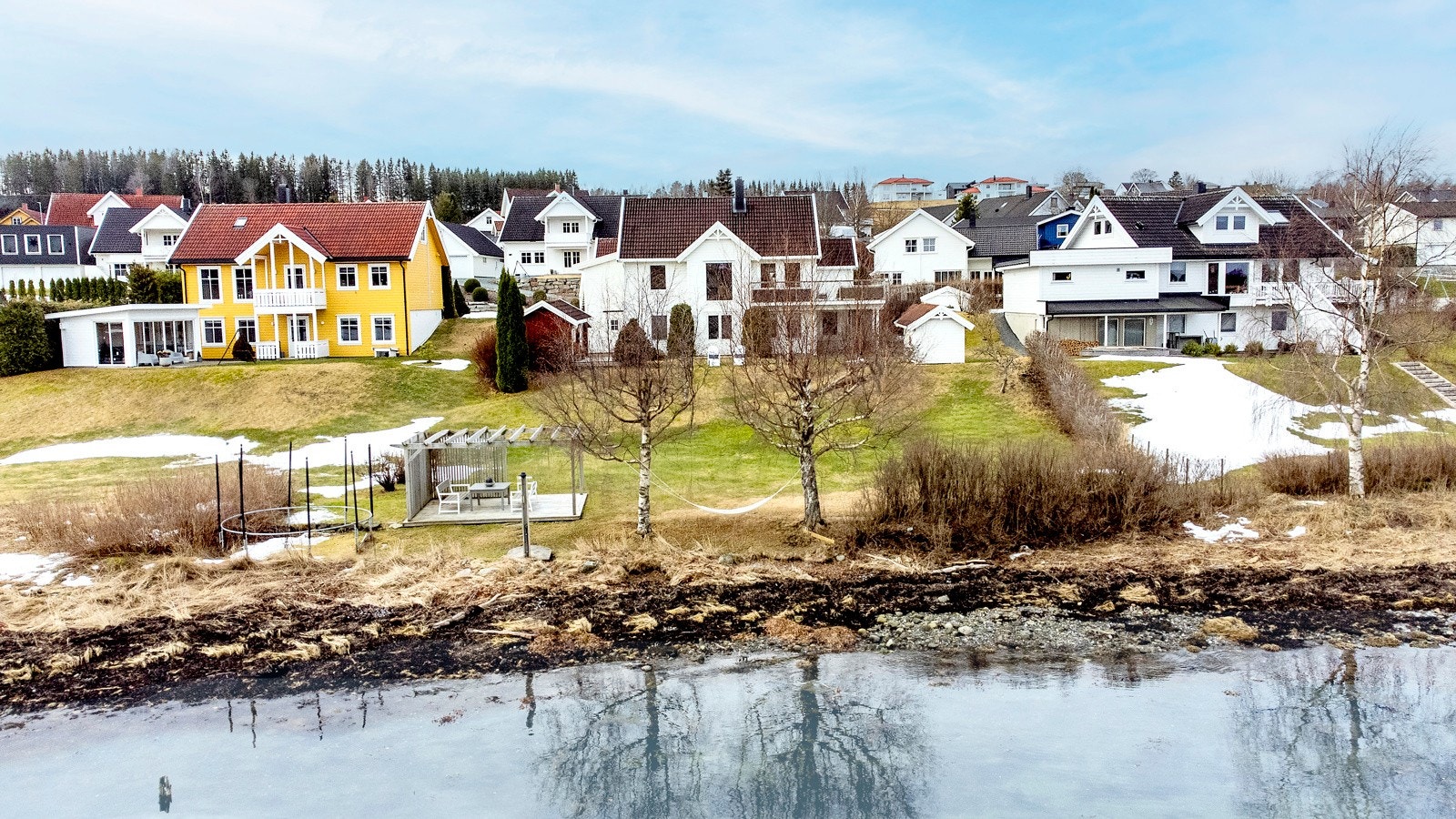 Velkommen til Flisa 7 - en sjelden mulighet - innholdsrik og flott enebolig med idyllisk beliggenhet ved sjøen på Trones. Galleribilde
