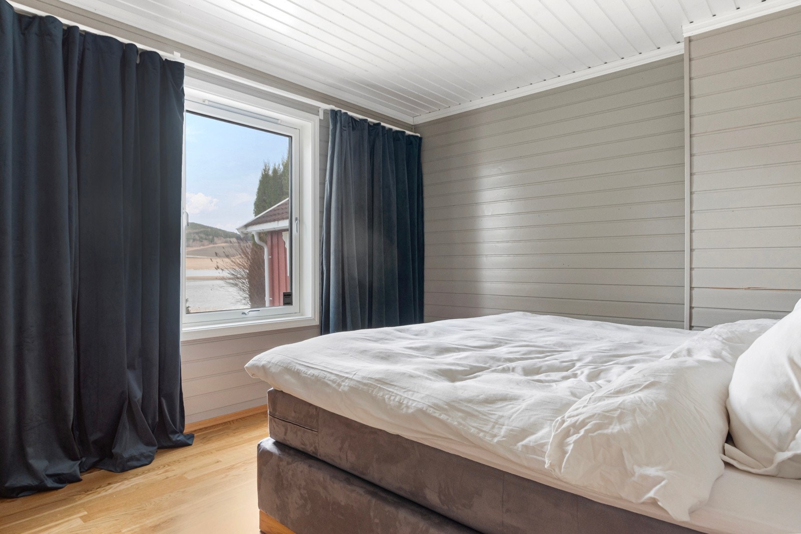 Alle soverommene har vinduer plassert mot sjøsiden (mot nord). Svale og gode soverom. Galleribilde