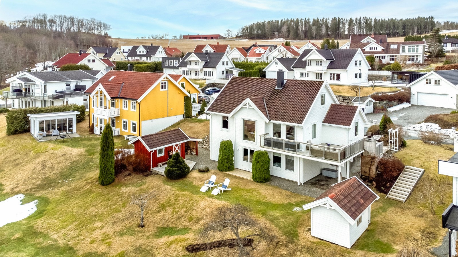 Attraktiv eiendom med flott beliggenhet i et rolig og barnevennlig nabolag. Galleribilde
