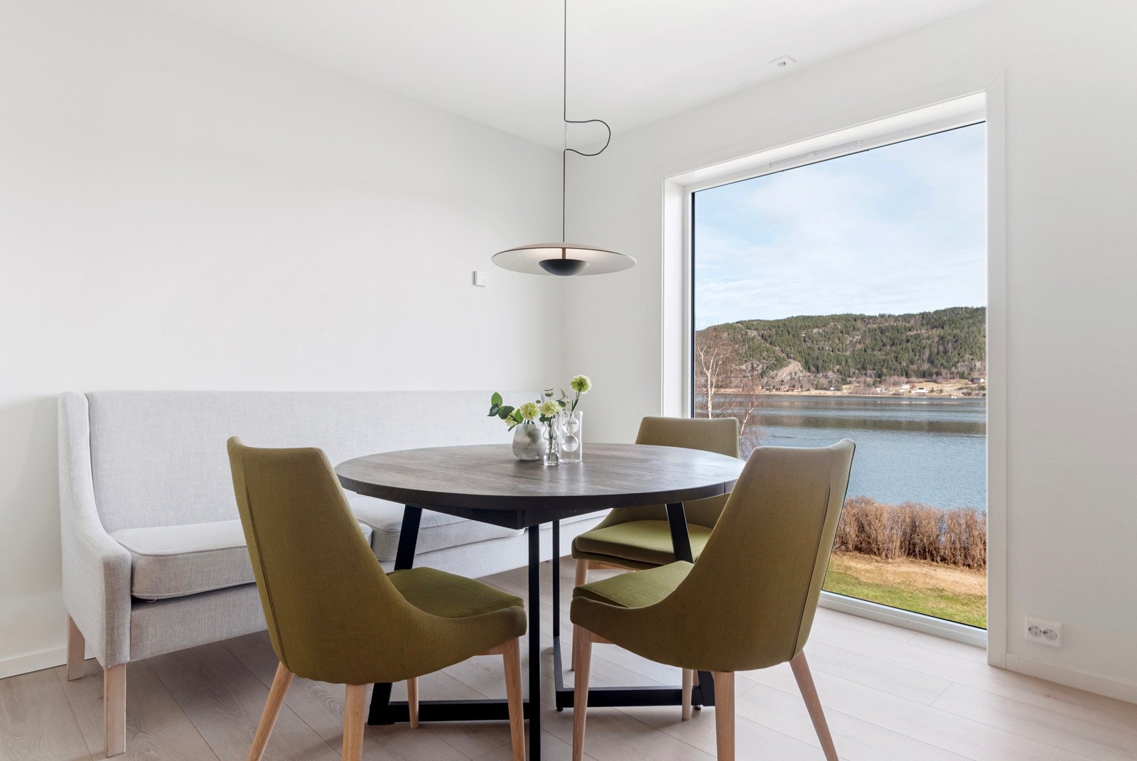 God plass til spisebord på kjøkkenet, som er adskilt fra stuen. Galleribilde