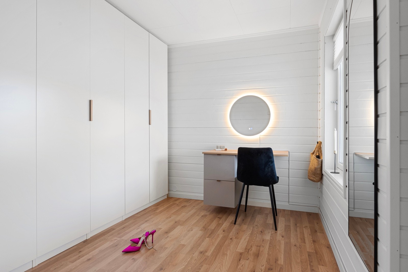 Det ene soverommet er i dag innredet og benyttet som walk-in-closet. Galleribilde