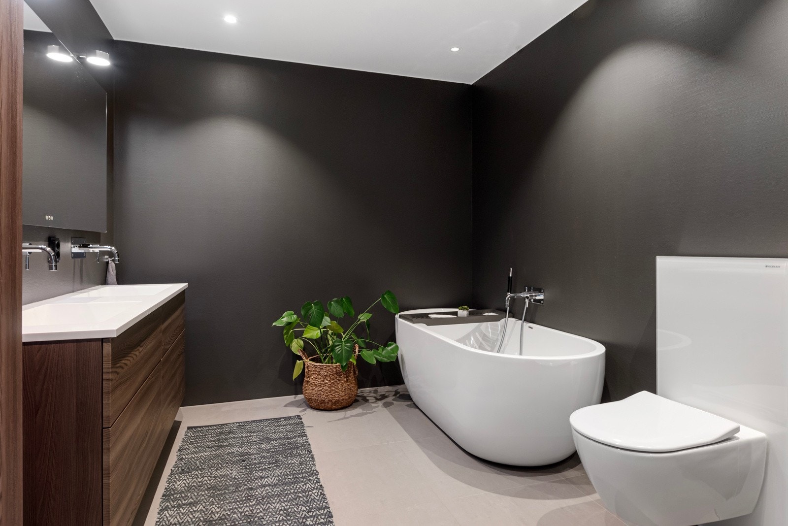 Lekkert bad med materialvalg av høy standard i sokkeletasjen. Galleribilde