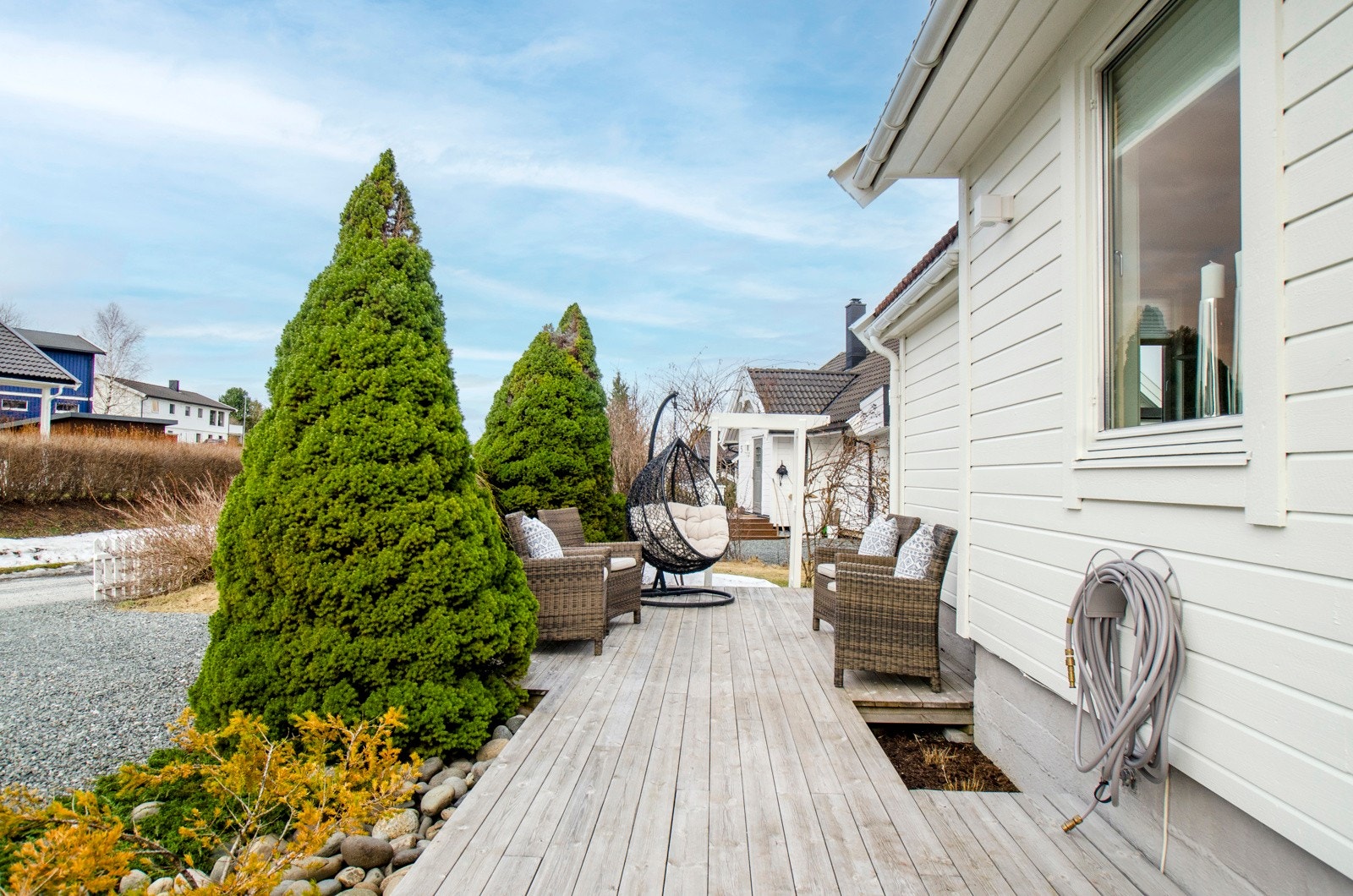 Velstelt og hyggelig inngangsparti med oppbygd platting. Galleribilde
