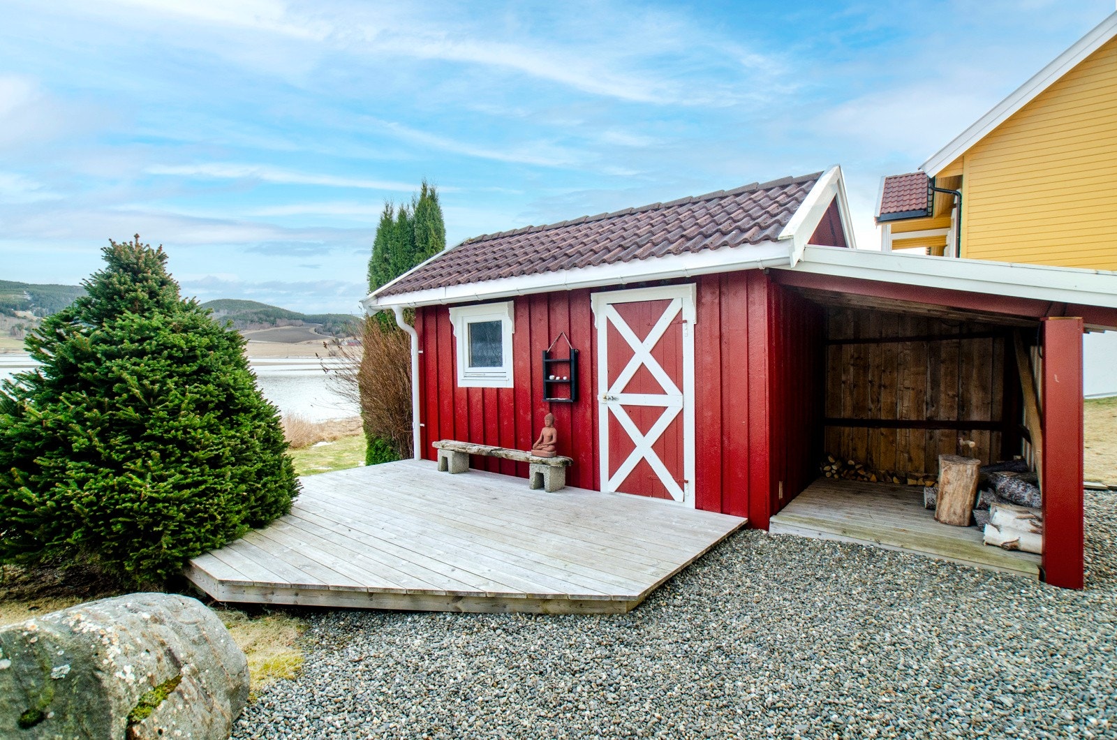 På tomten finnes også uthus/bod, lekestue og enkel garasje med loft og tilknyttet carport. Galleribilde