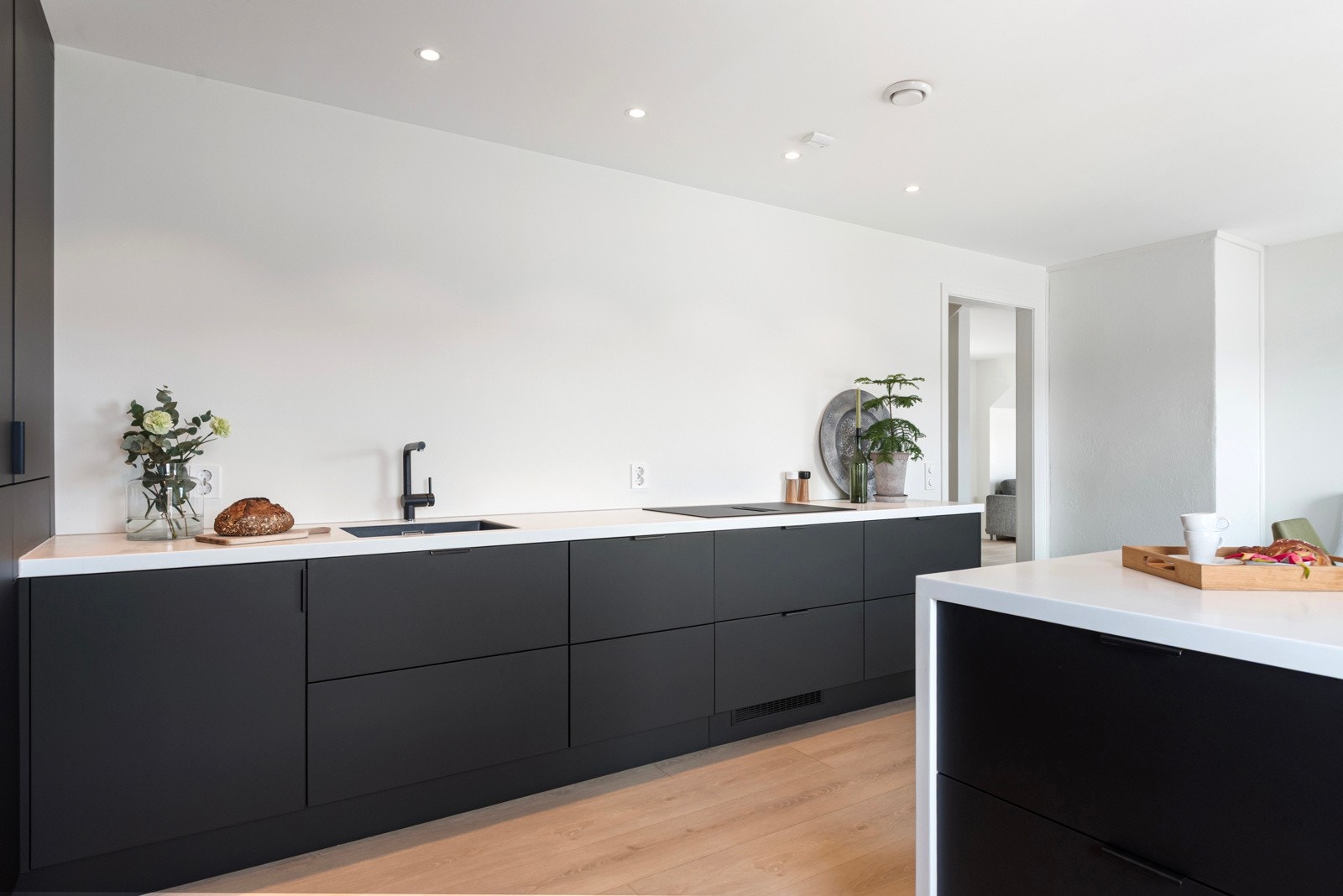 Delikate detaljer og gjennomført materialvalg på kjøkkenet. Galleribilde