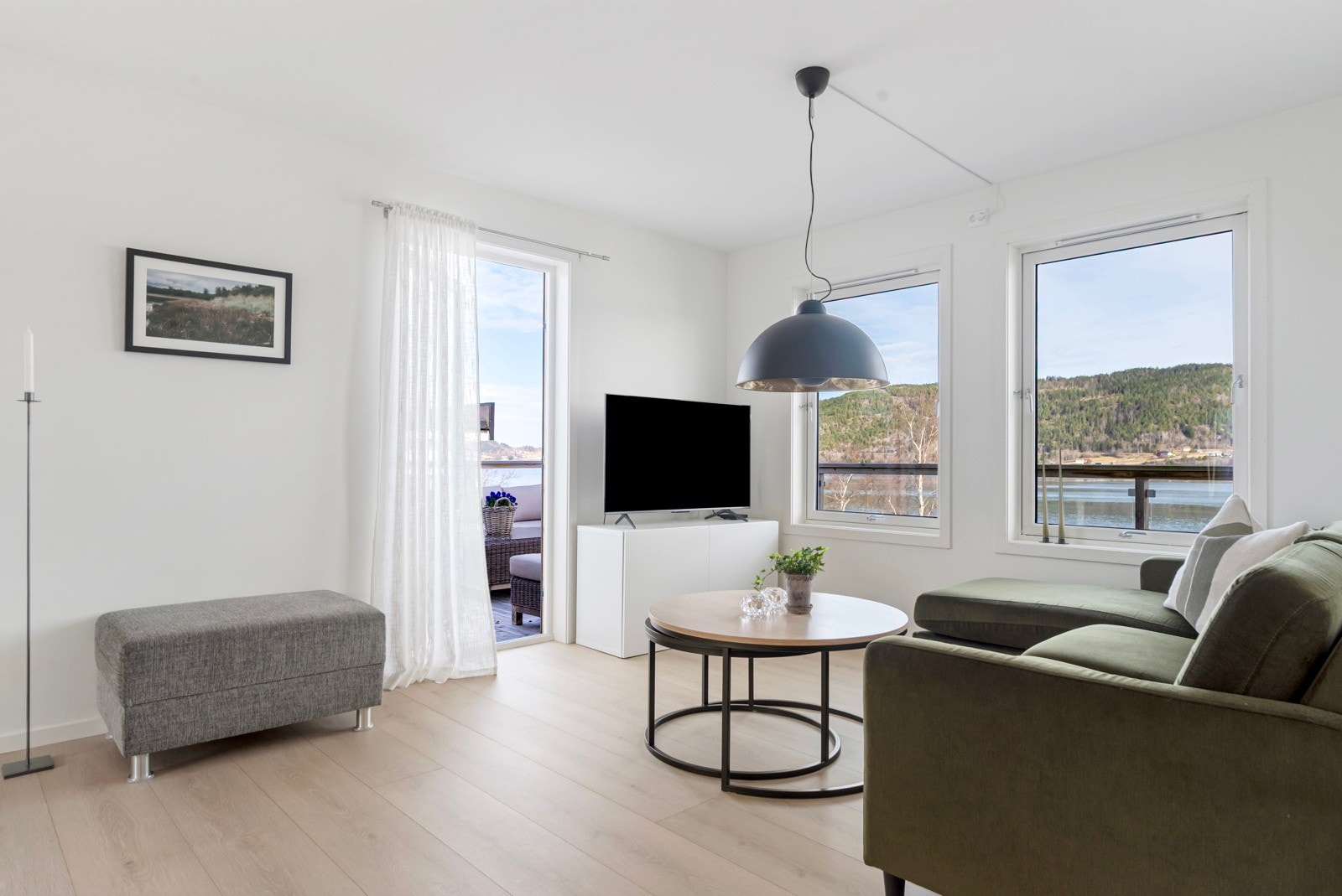 Lys stue med store vindusflater og god romfølelse. Galleribilde