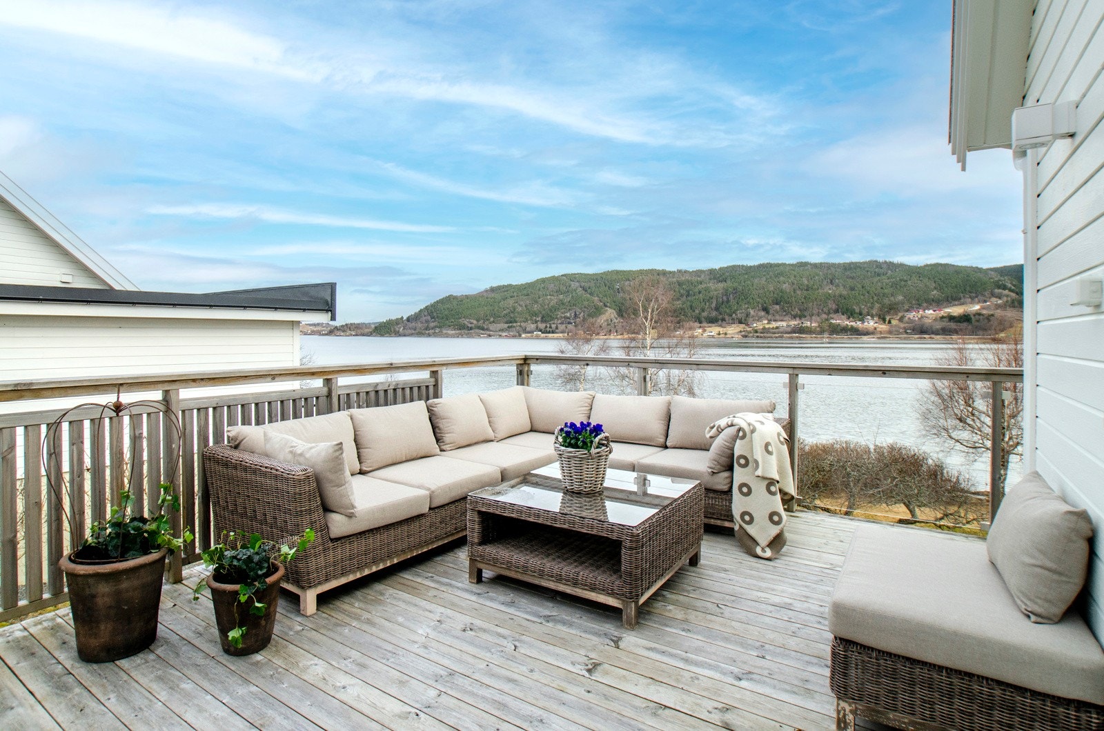 Romslig terrasse med utgang fra stuen. Galleribilde