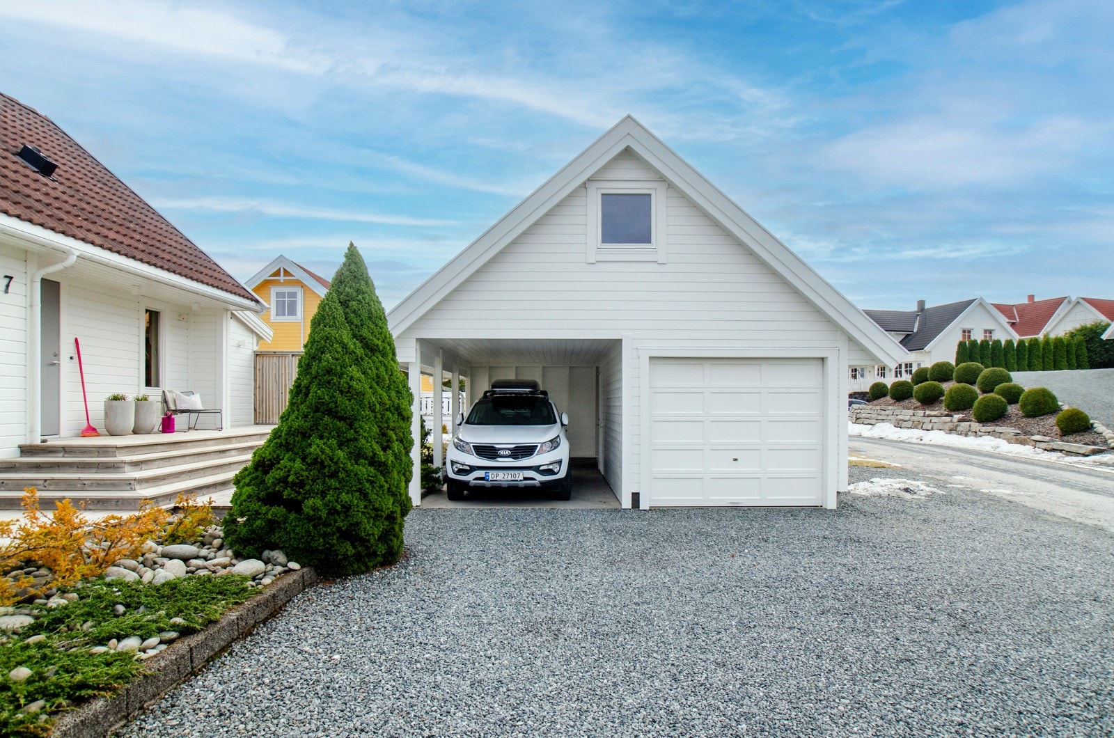 Parkering i enkel garasje, carport og singellagt gårdsplass. Galleribilde