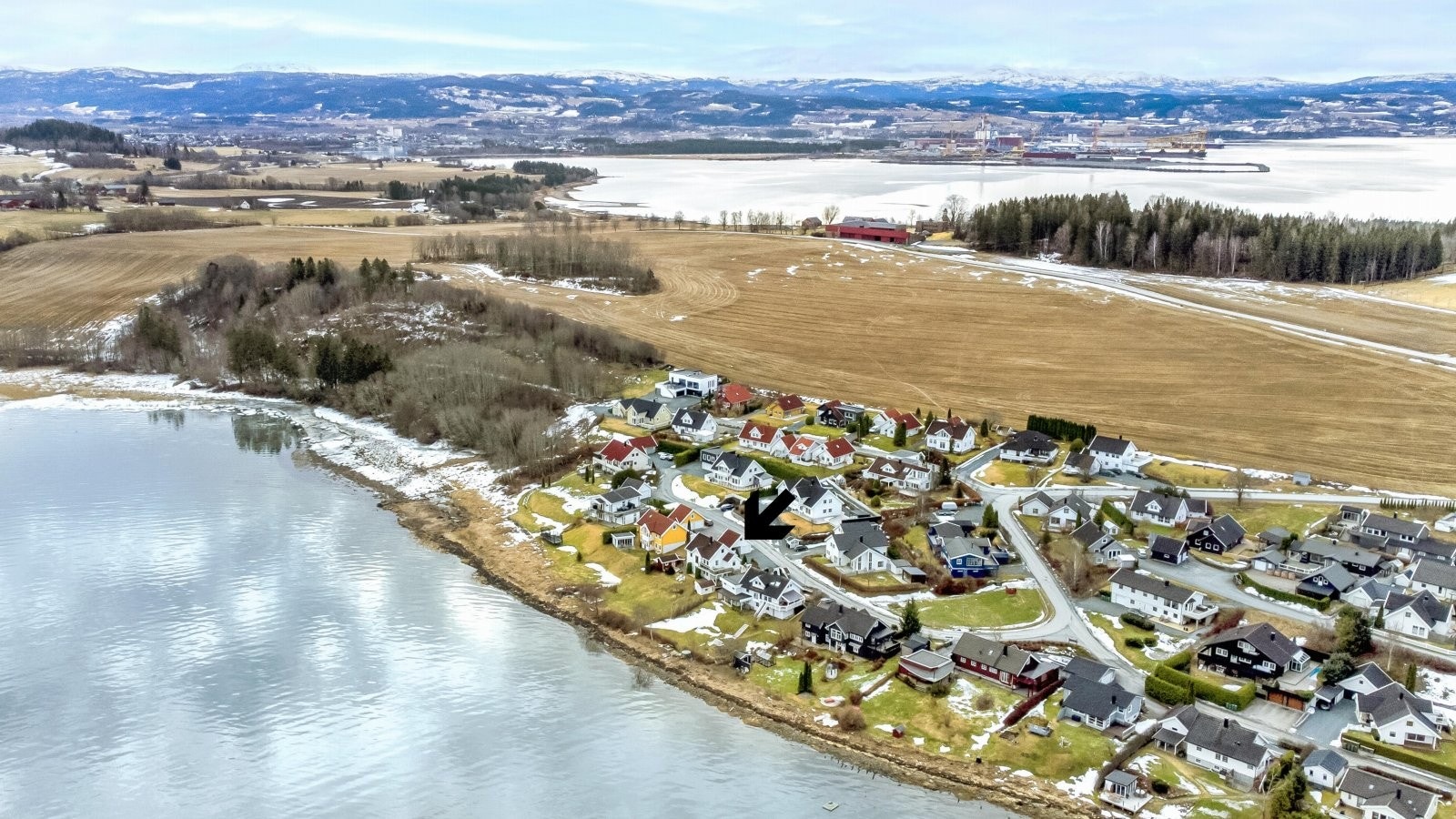 Oversiktsbilde som viser den fine plasseringen nær enden av blindvei. Galleribilde