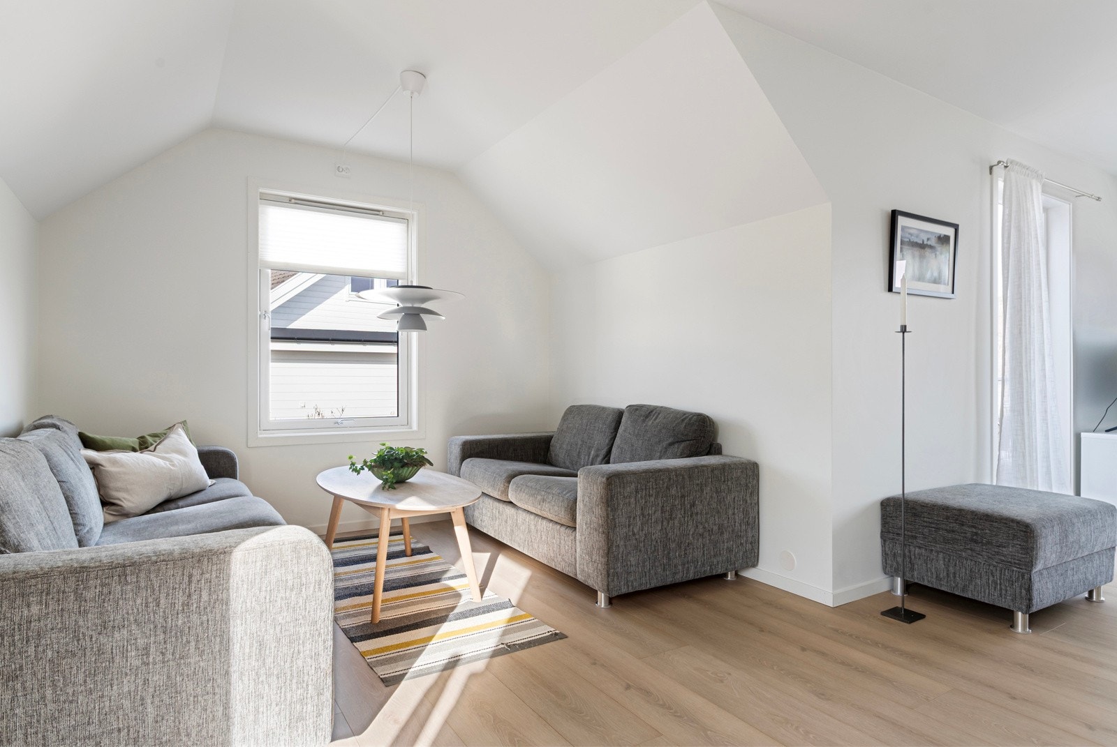 Stuen har flere soner og møbleringsmuligheter. Galleribilde