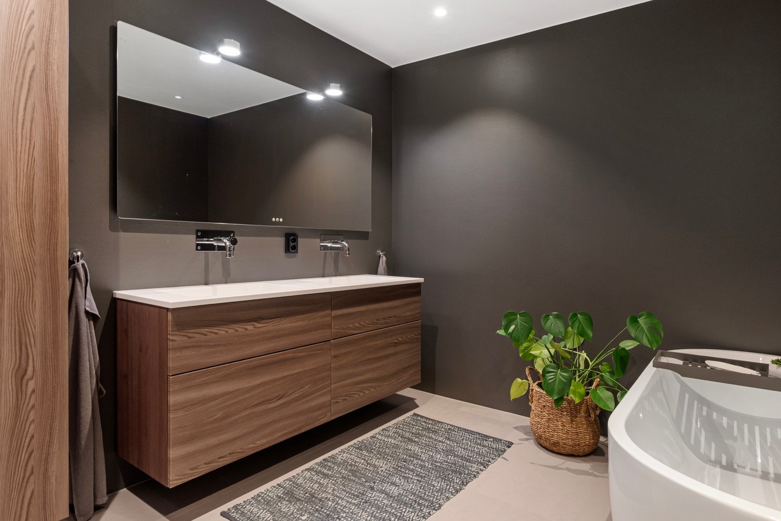 Badet ble renovert i 2018 og inneholder servant med skuffer, høyskap, badekar, klosett og dusjnisje. Galleribilde