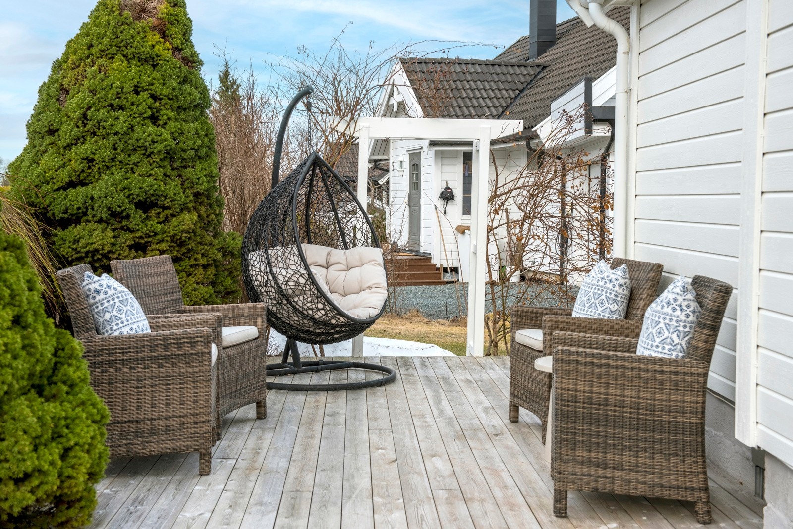 Eiendommen ligger i naturskjønne omgivelser med nærhet til både lekeplass, fotballbane, grendehus, golfbane, badeplasser og småbåthavn. Galleribilde