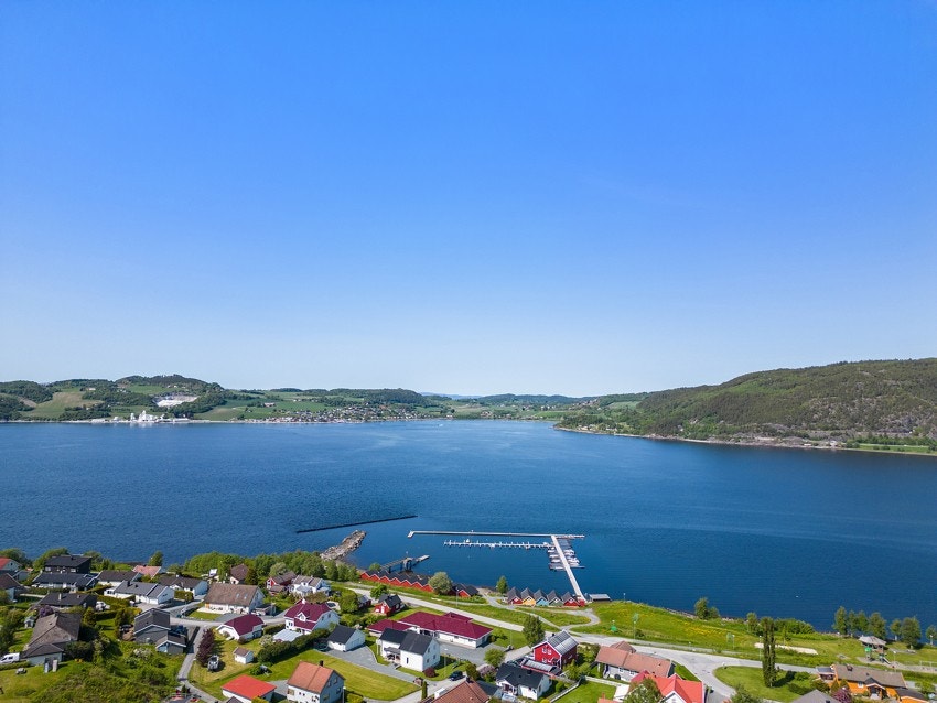 Småbåthavn, badeplass, samfunnshus, fotballbane og lekeplass i umiddelbar nærhet. Galleribilde