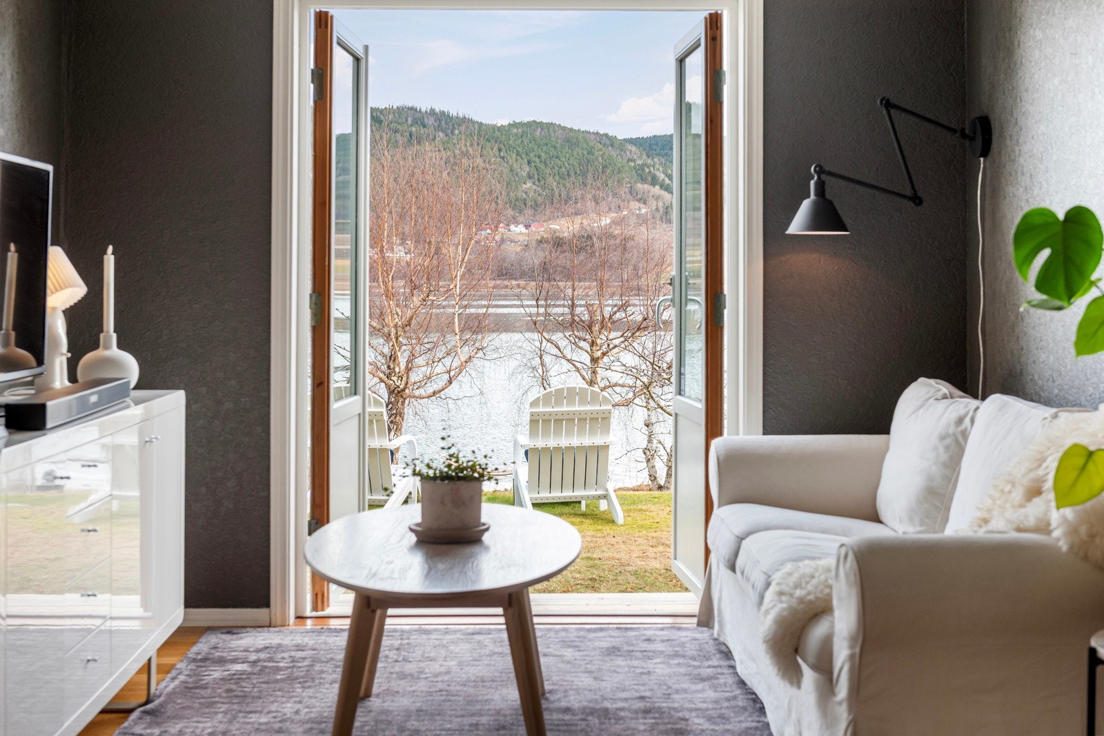 Her får man ikke følelsen av å være i en "underetasje", tvert i mot - lyst og innbydende og direkte adkomst til egen hage. Galleribilde