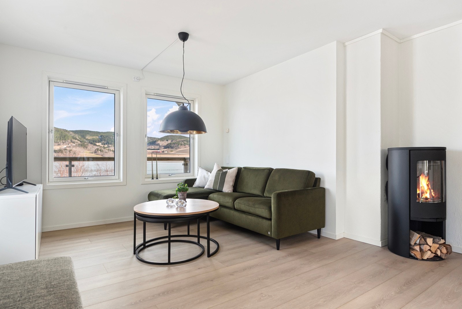 Boligens primære oppvarming er vannbåren, noe som skal være særdeles energibesparende sammenlignet med elektrisk (varme hentes fra slynge som er lagt i sjøen) Galleribilde