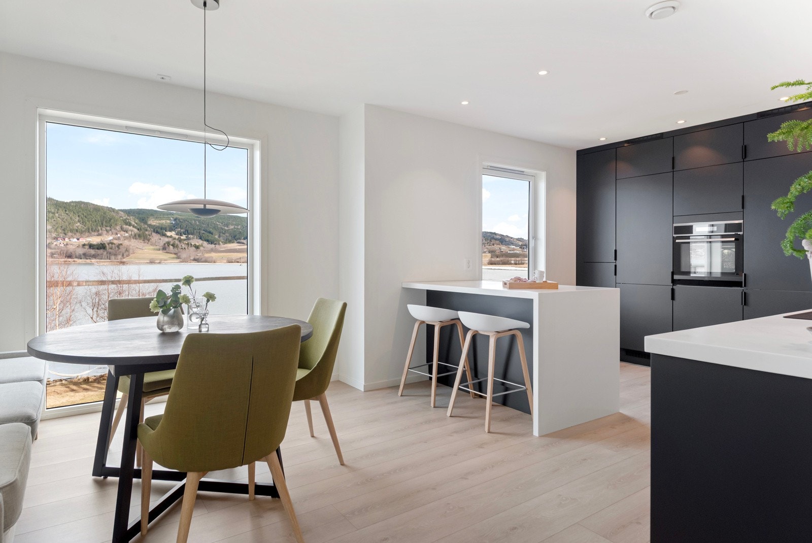 Nydelig kjøkken med store vinduer og godt med naturlig lysinnslipp. Galleribilde