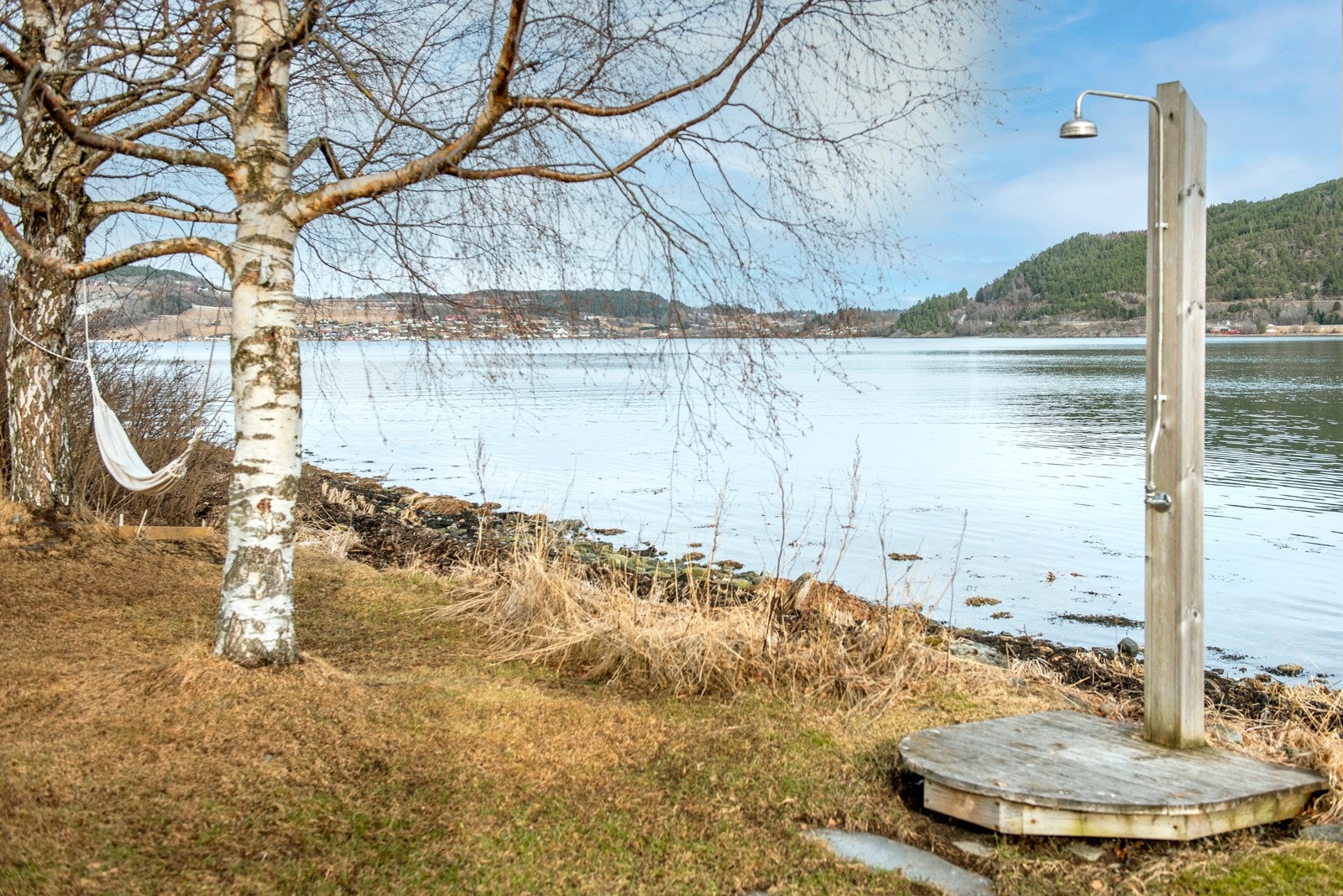 Det gjøres oppmerksom på at pergola og utedusj ikke er oppført på egen tomt. Kjøper overtar ev. ansvar og risiko forbundet med dette. Galleribilde