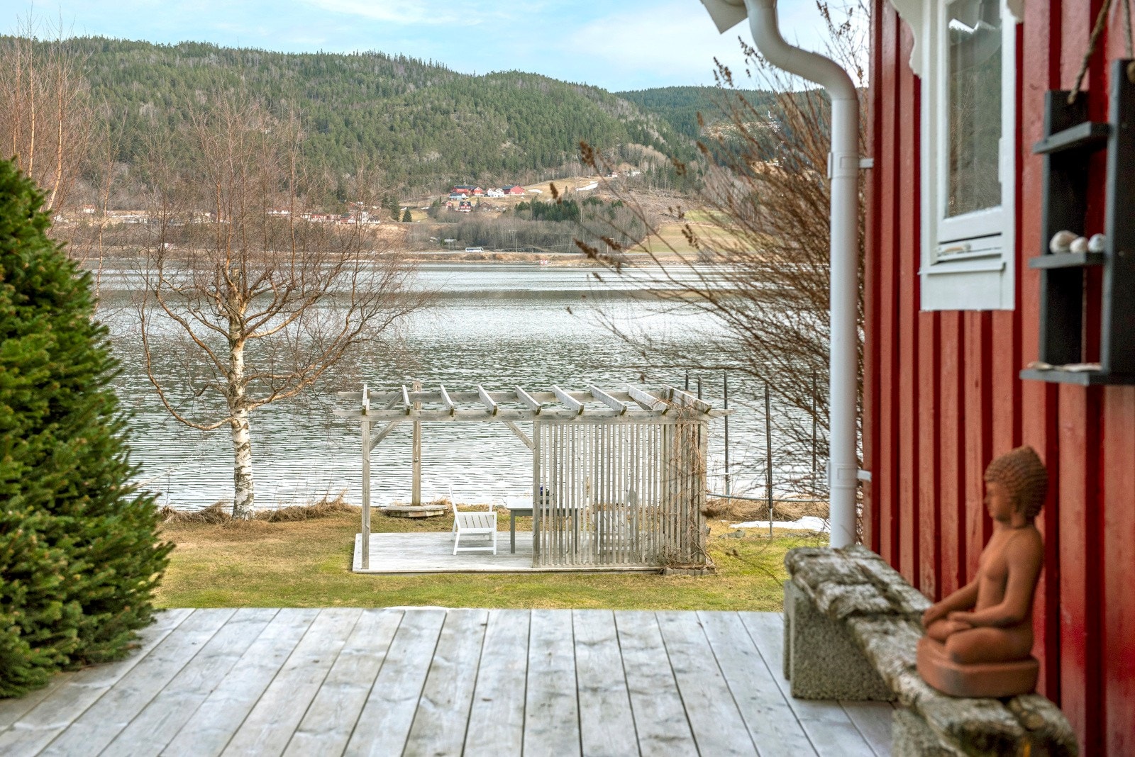 Praktisk uthus/bod med god plass til oppbevaring. Galleribilde