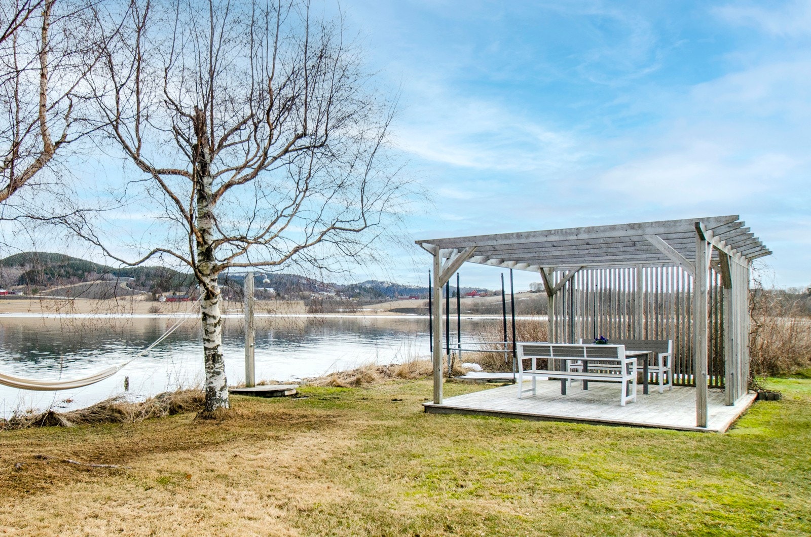 Koselig uteplass/pergola helt nede ved sjøkanten. Galleribilde