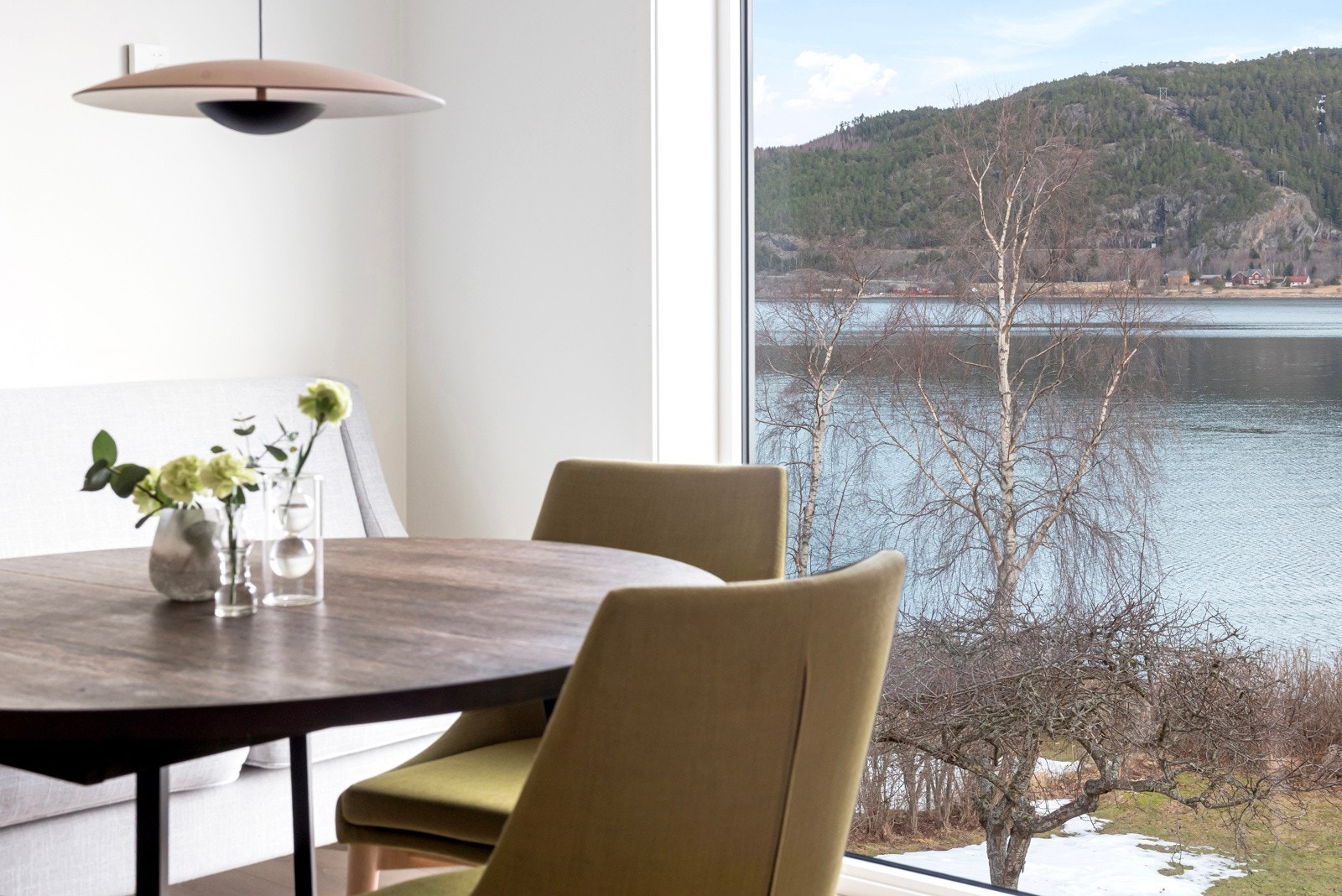 Stort vindu med flott utsikt over tomta og omgivelsene. Galleribilde