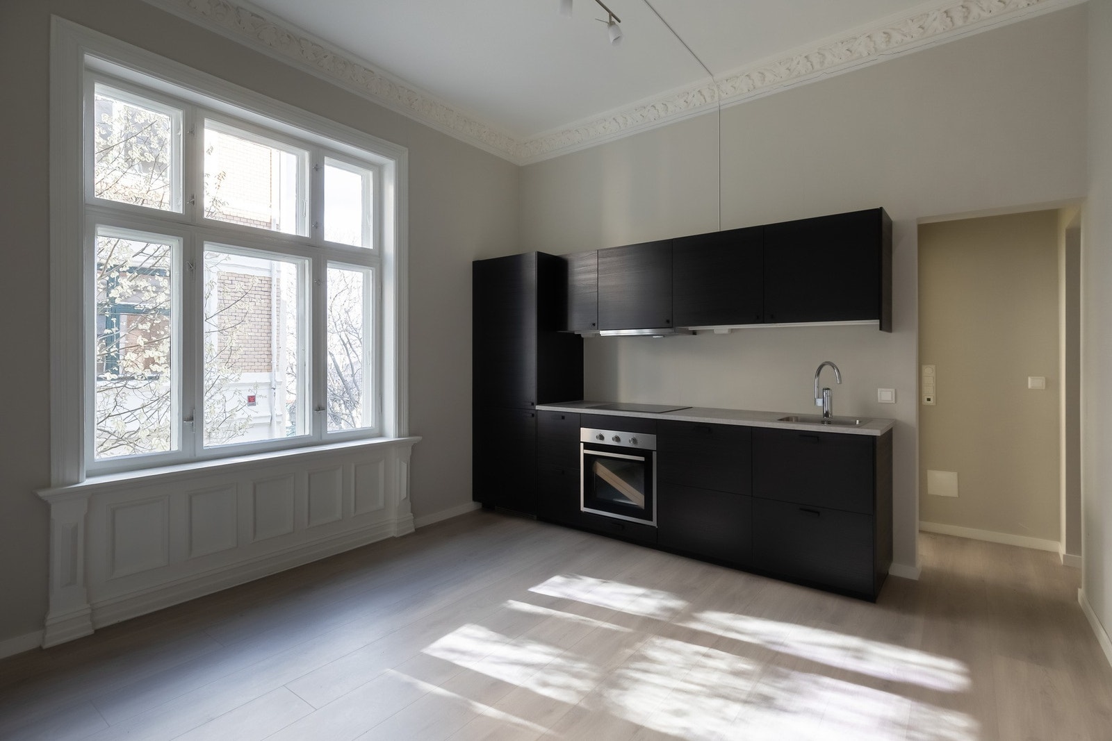 Hybel med egen inngang via baktrapp. Denne delen leies i dag ut for kr 22 000 pr mnd. Om ønskelig, kan hybel enkelt innlemmes i hoveddel Galleribilde