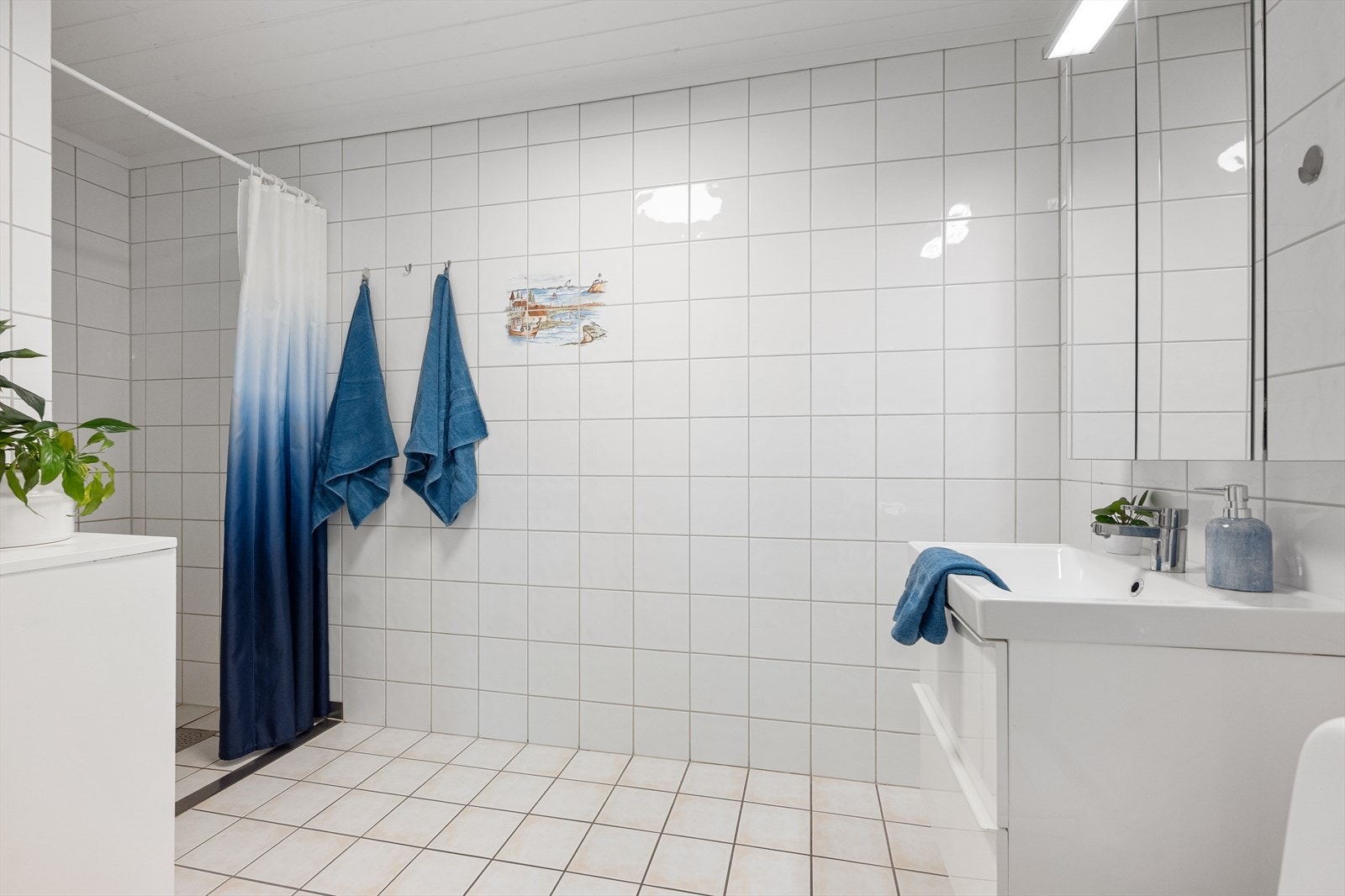 Badet er utstyrt med innredning med nedfelt servant og toalett. Galleribilde