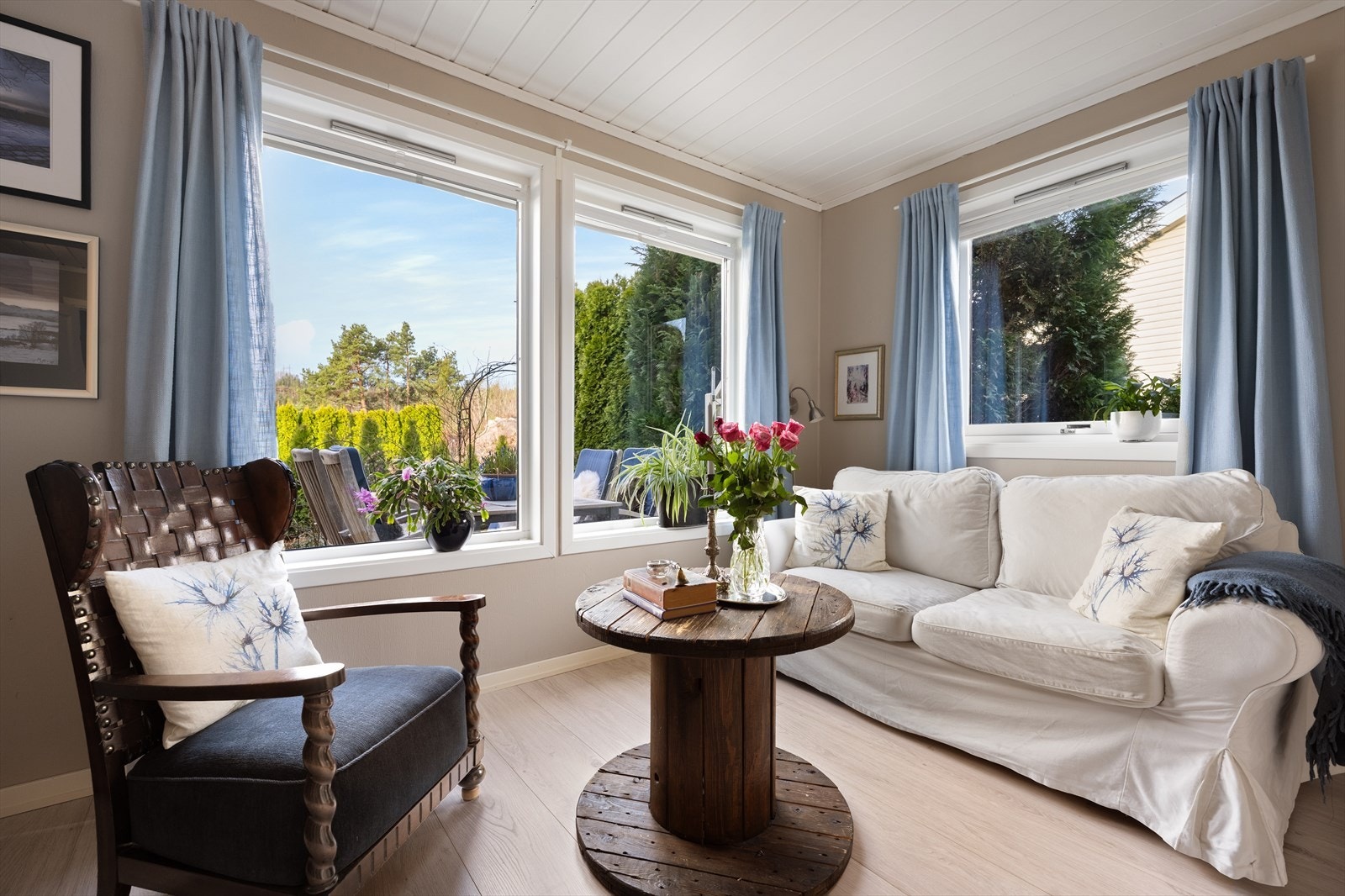 Stuen byr på gode lysforhold med vinduer produsert i 2000, og varmekabler i gulvet gir ekstra komfort. Galleribilde