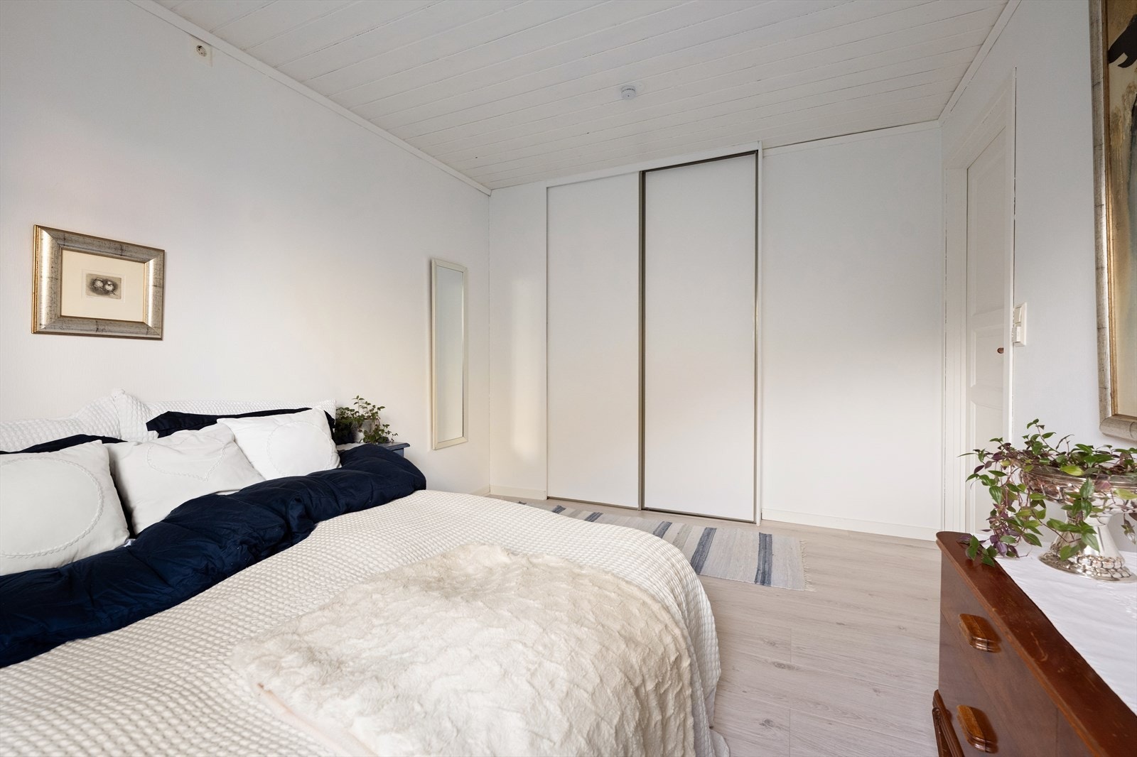 Her er det praktisk oppbevaring med en skyvedørsgarderobe med glattefronter. Galleribilde