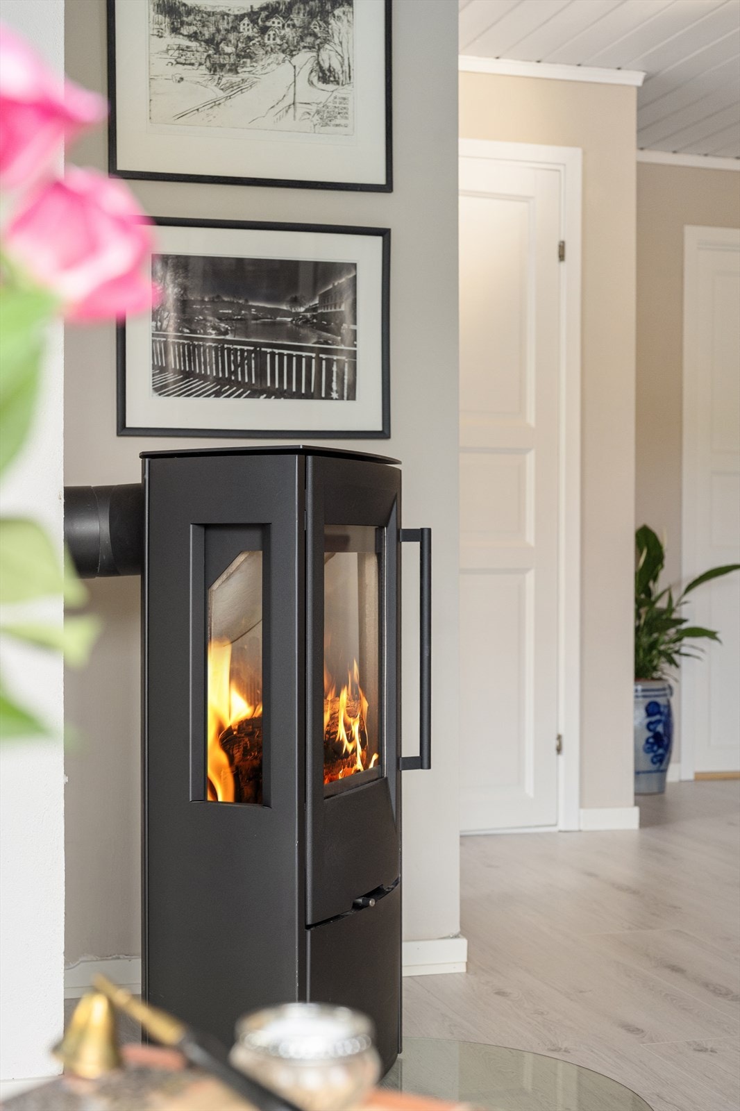 Peisovnen med glassdør er et naturlig samlingspunkt, og elektrisk arbeid rundt denne ble utført i 2023. Galleribilde