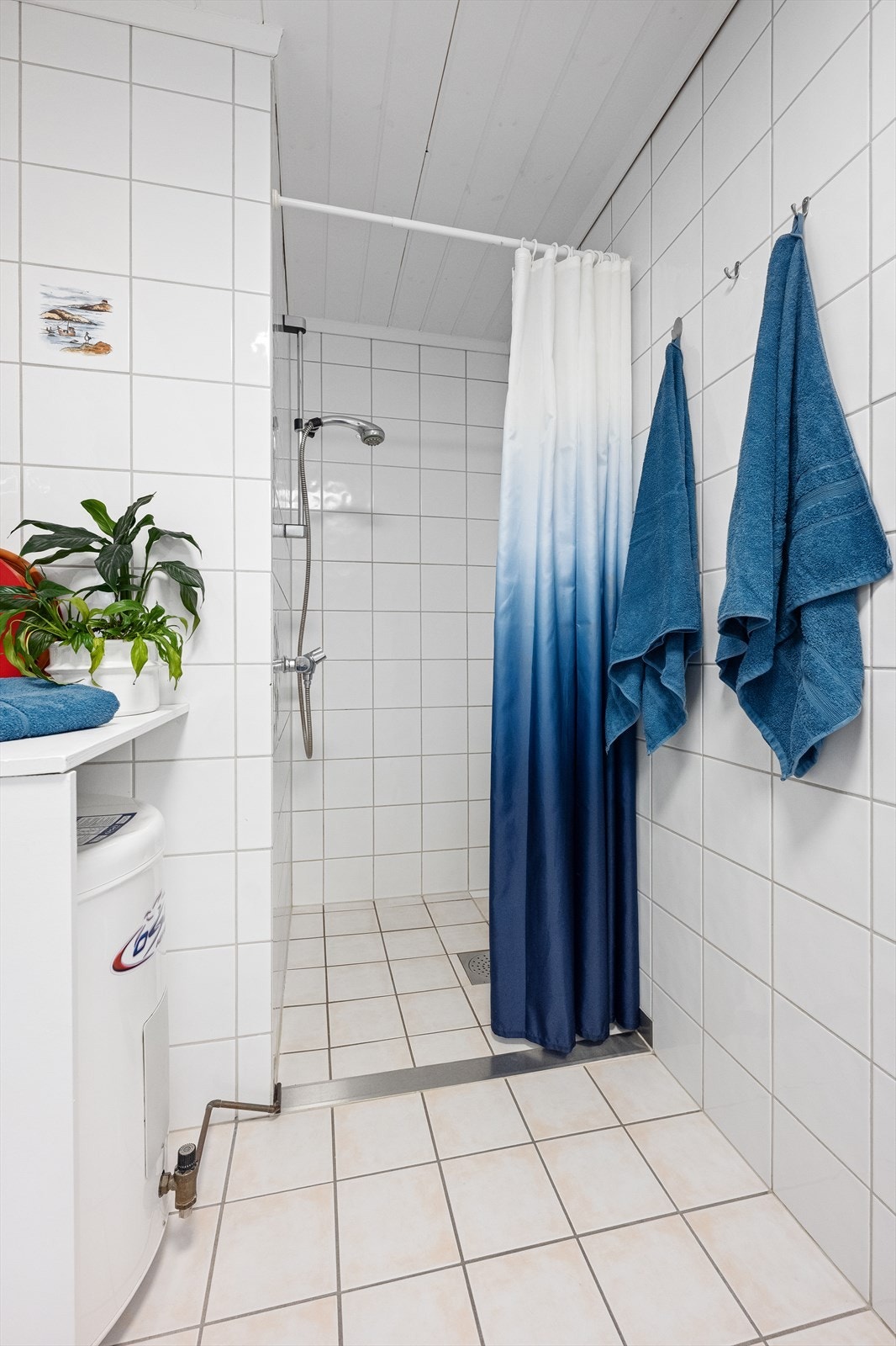 Badet, fra byggeåret 2000, har flislagt gulv og vegger, samt dusjhjørne. Galleribilde