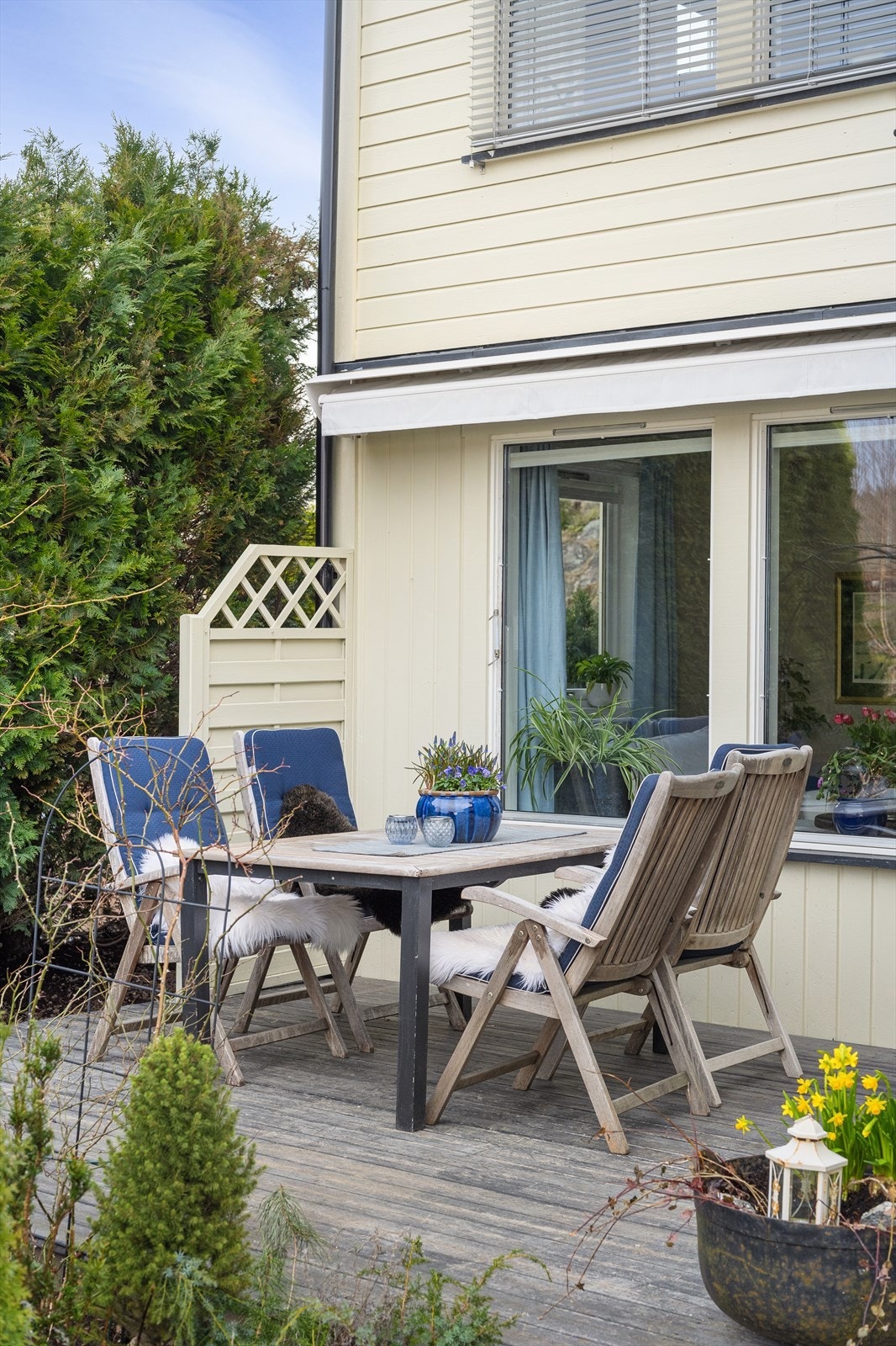 Eiendommen har en terrasse på 20 m² i trekonstruksjon, med adkomst fra inngangspartiet. Galleribilde