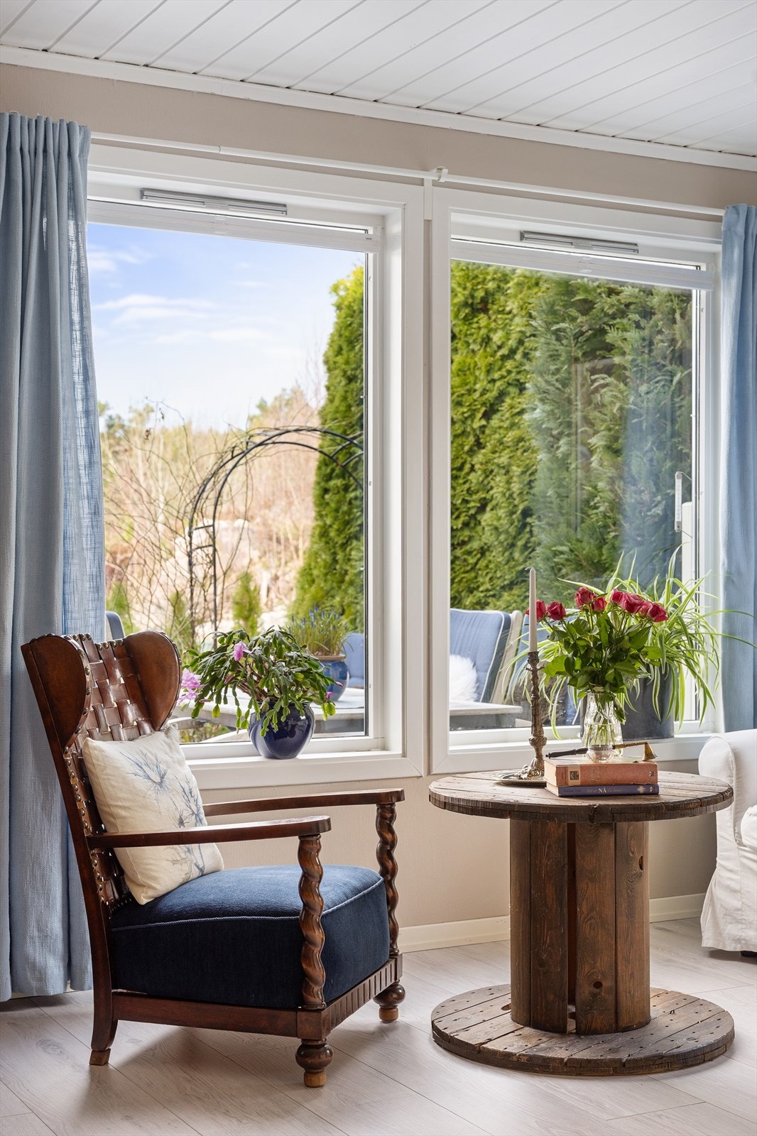 Vinduene i stuen er utstyrt med tolags isolerglass, som bidrar til et godt inneklima. Galleribilde