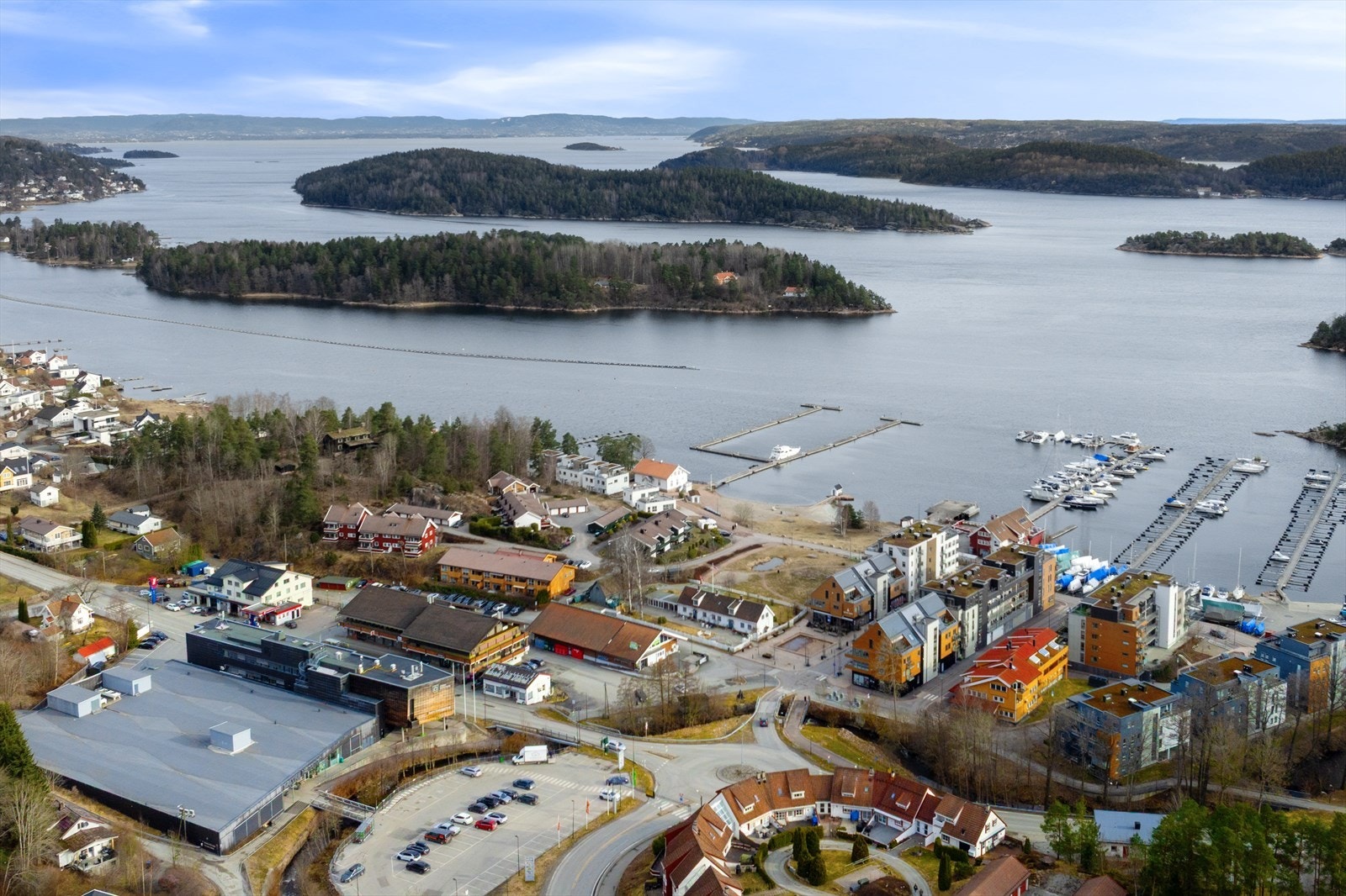 Sætre byr på nærhet til sjøen og Sætre gjestehavn, et populært sted med bademuligheter og minigolf. Galleribilde