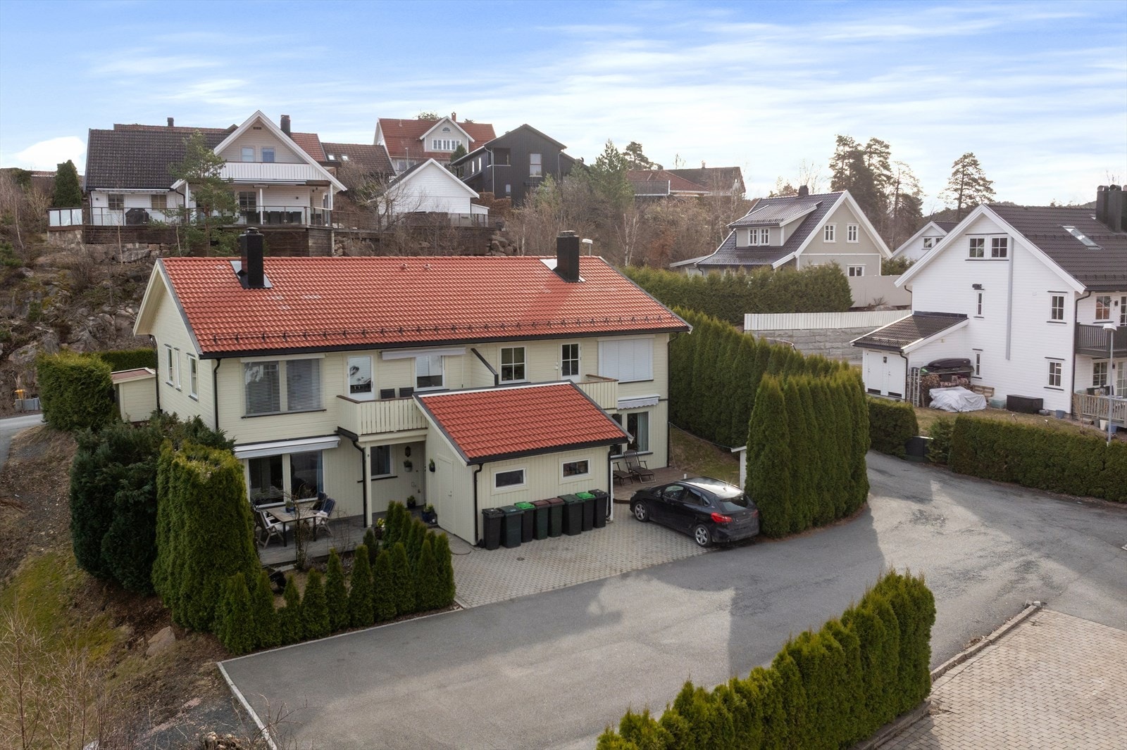 Her ser du bygget fra luften, et boligbygg med flere boenheter, oppført i år 2000. Galleribilde