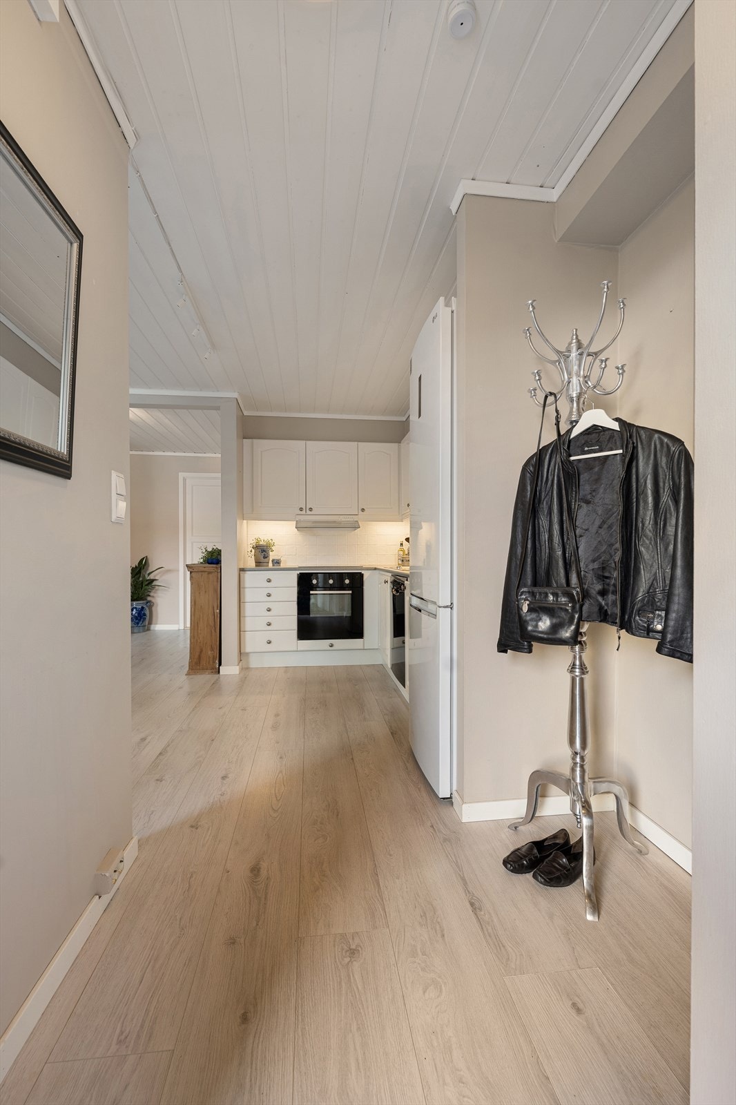 Fra inngangspartiet ser du rett inn i den åpne løsningen for stue og kjøkken. Galleribilde